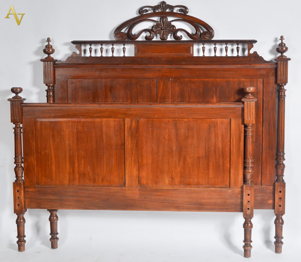 Cama de casal de madeira nobre com florão entalhado Art Nouveau.