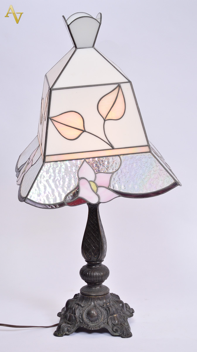Abajour pasta de vidro. Alt. 70 cm. med. 30 x 30.