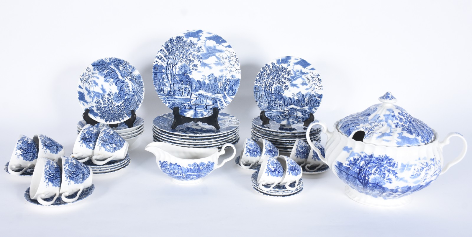 Serviço para chá, café e jantar de faiança Johnson Brothers composto... - foto 1 de 10
