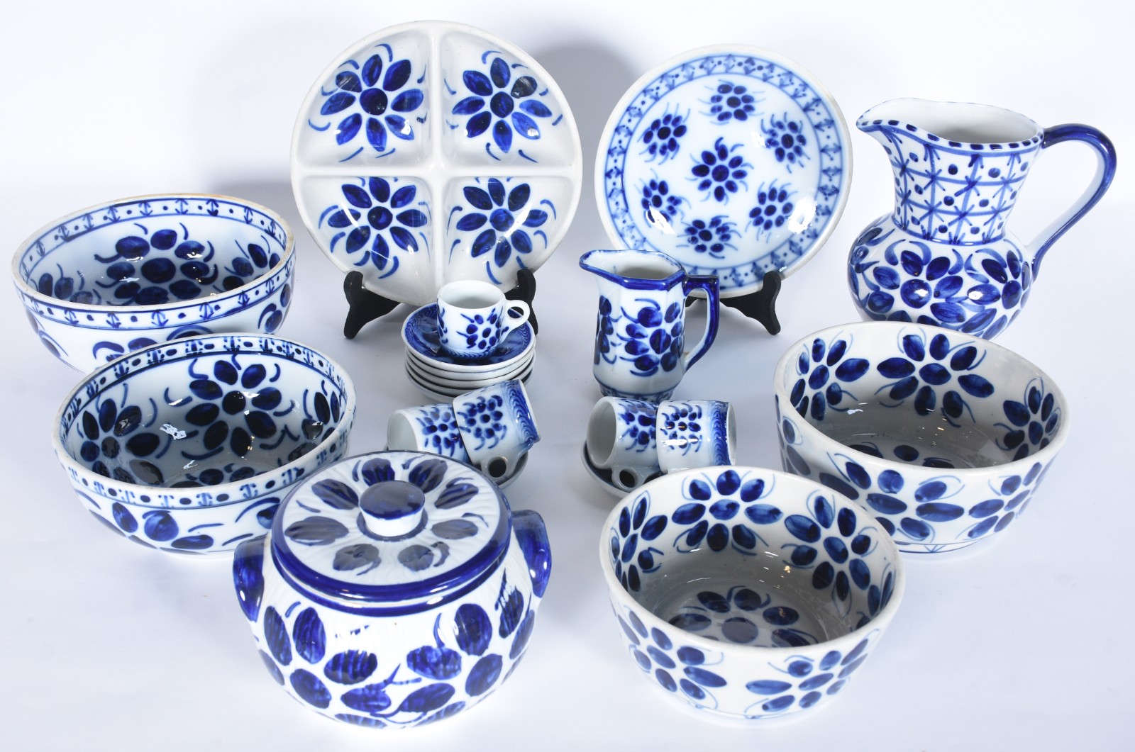 Serviço de porcelana Monte Sião azul e branca composto de: 4 bowls... - foto 1 de 11
