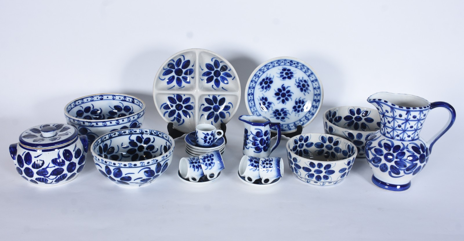Serviço de porcelana Monte Sião azul e branca composto de: 4 bowls... - foto 2 de 11