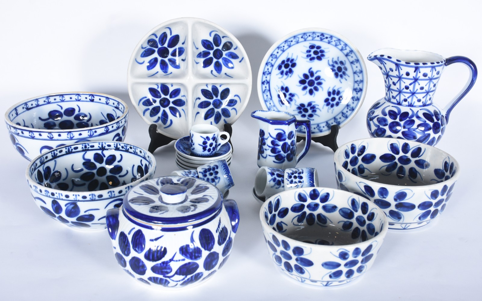 Serviço de porcelana Monte Sião azul e branca composto de: 4 bowls... - foto 3 de 11