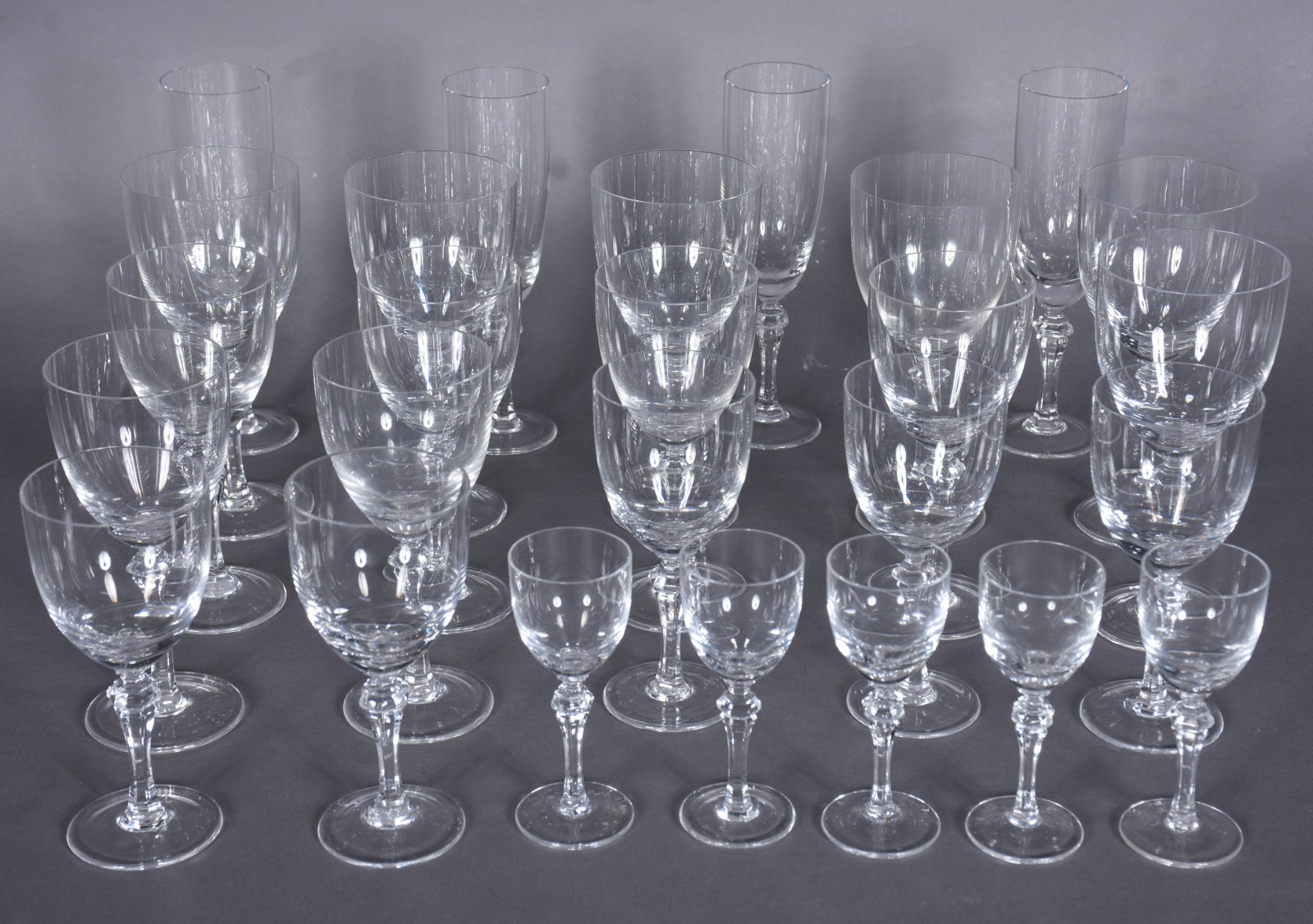 Serviço de cristal composto de: 4 flutes para champagne, 6 para água... - foto 1 de 6