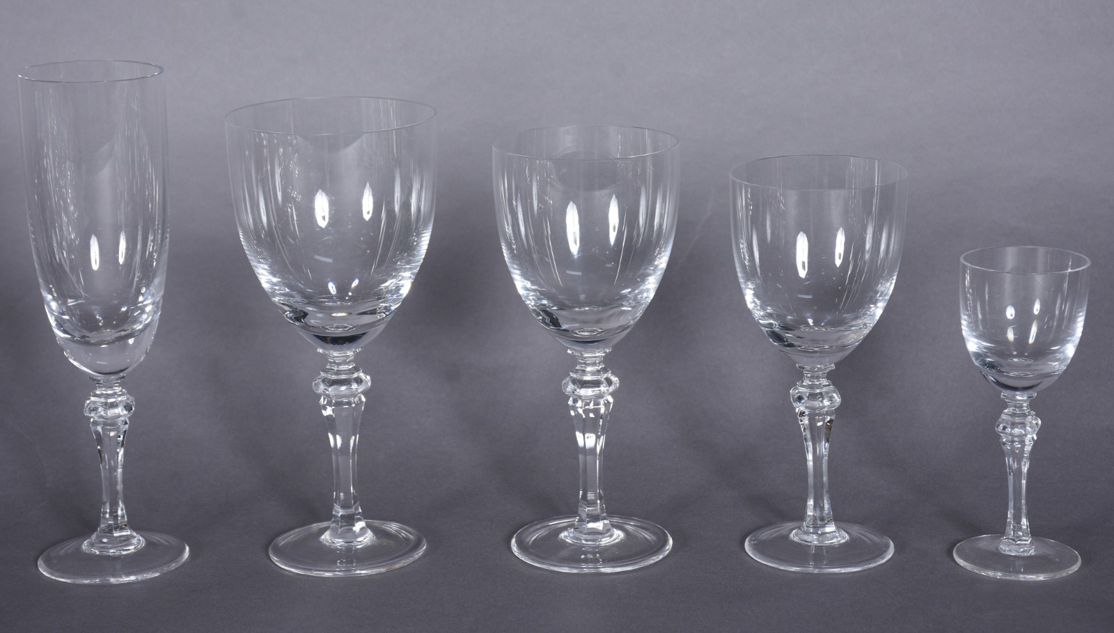 Serviço de cristal composto de: 4 flutes para champagne, 6 para água... - foto 2 de 6