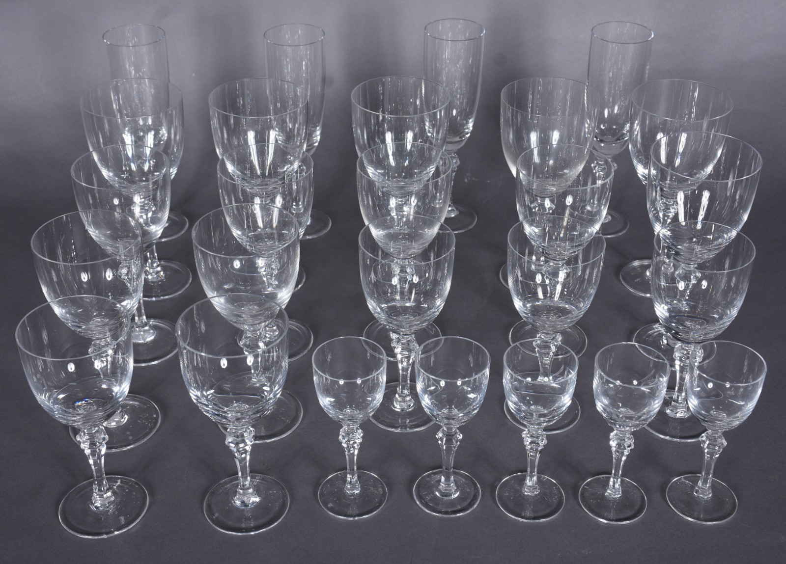 Serviço de cristal composto de: 4 flutes para champagne, 6 para água... - foto 3 de 6