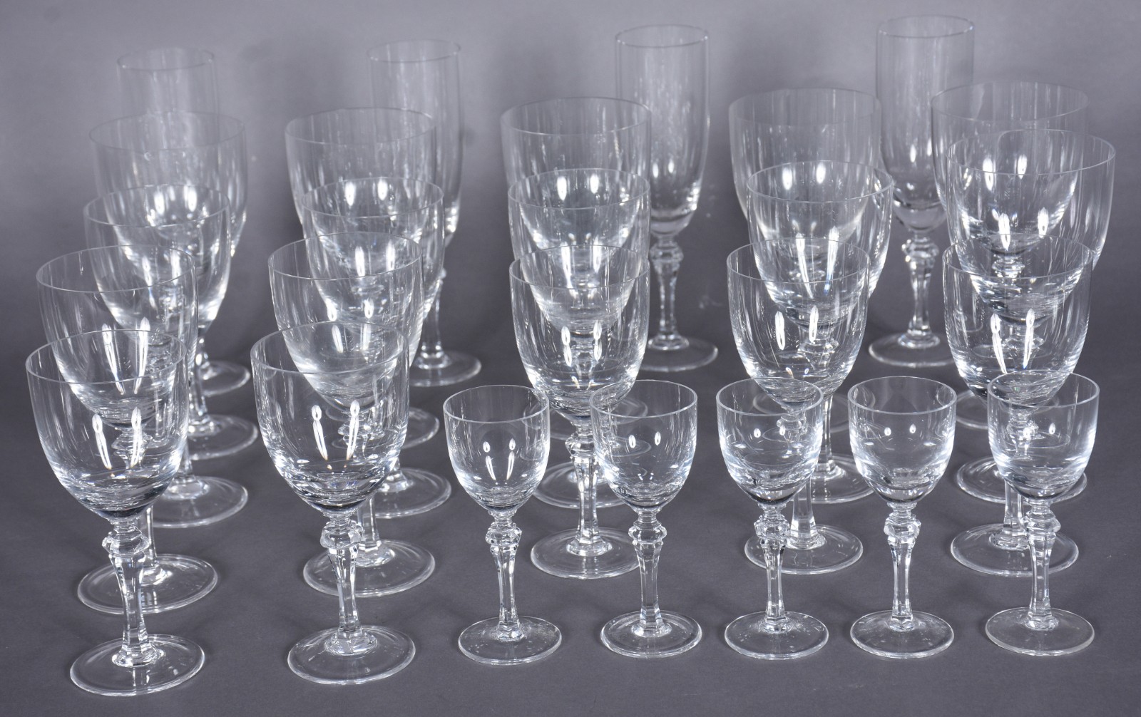 Serviço de cristal composto de: 4 flutes para champagne, 6 para água... - foto 4 de 6