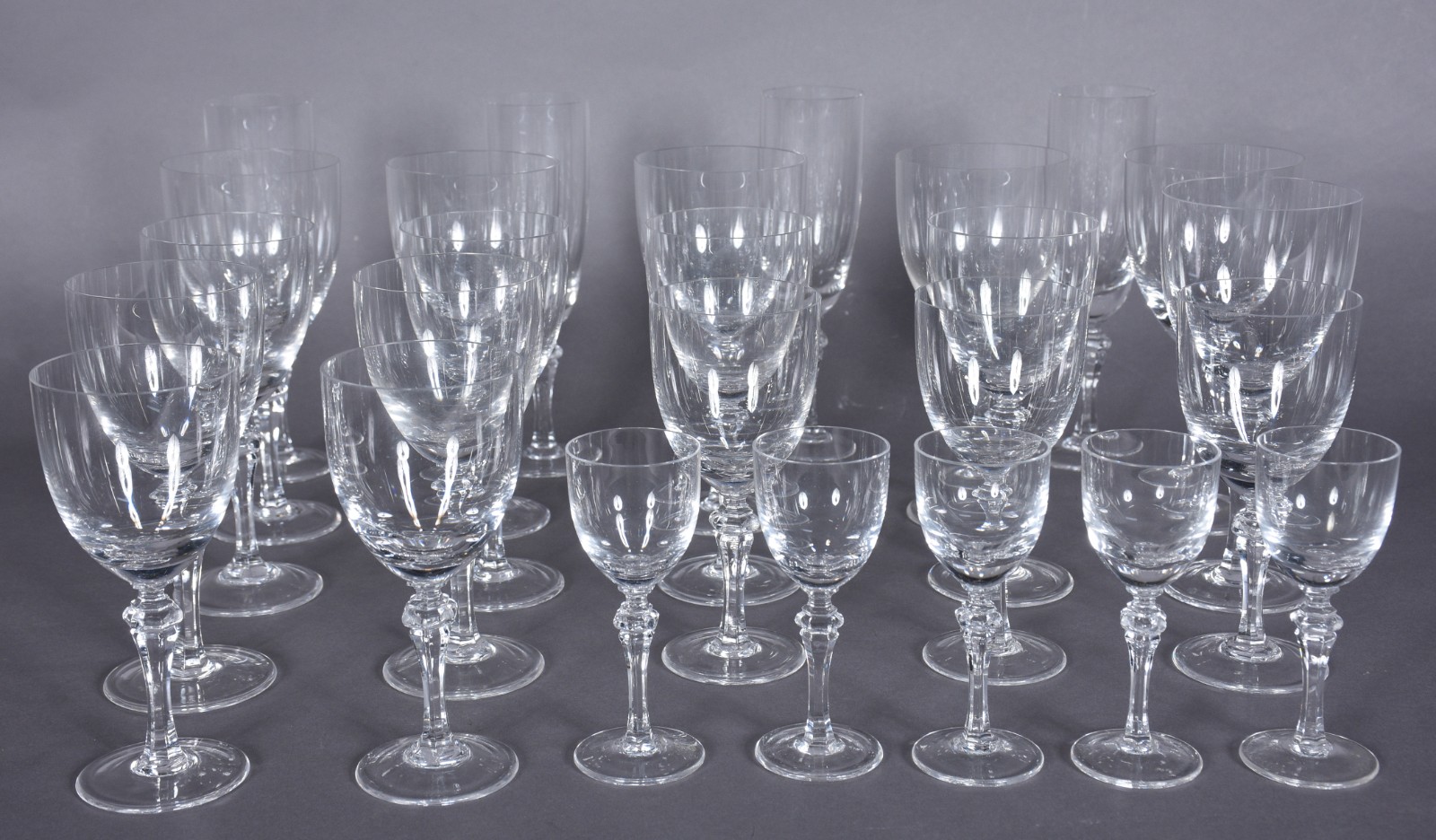 Serviço de cristal composto de: 4 flutes para champagne, 6 para água... - foto 5 de 6