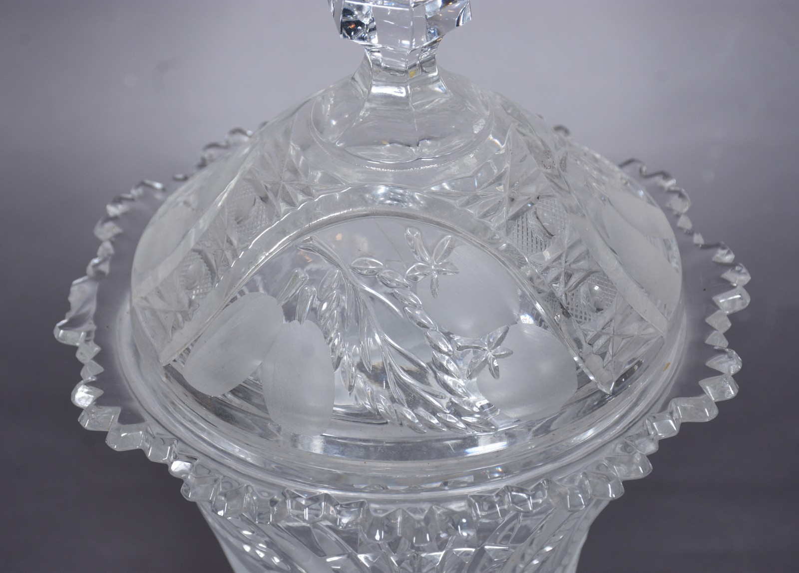 Compoteira de cristal europeu lapidado, lascado na borda. - foto 2 de 10