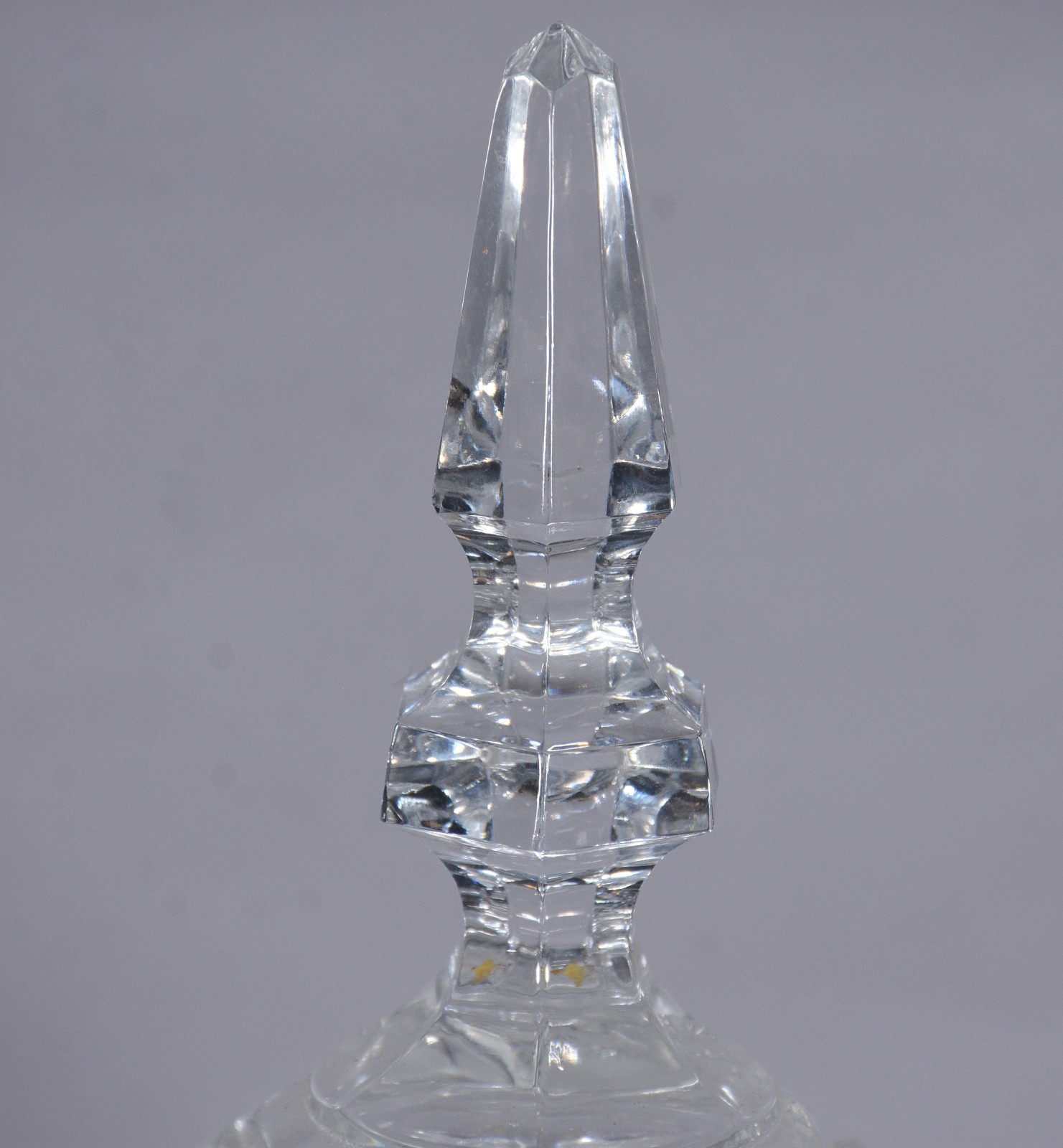 Compoteira de cristal europeu lapidado, lascado na borda. - foto 4 de 10