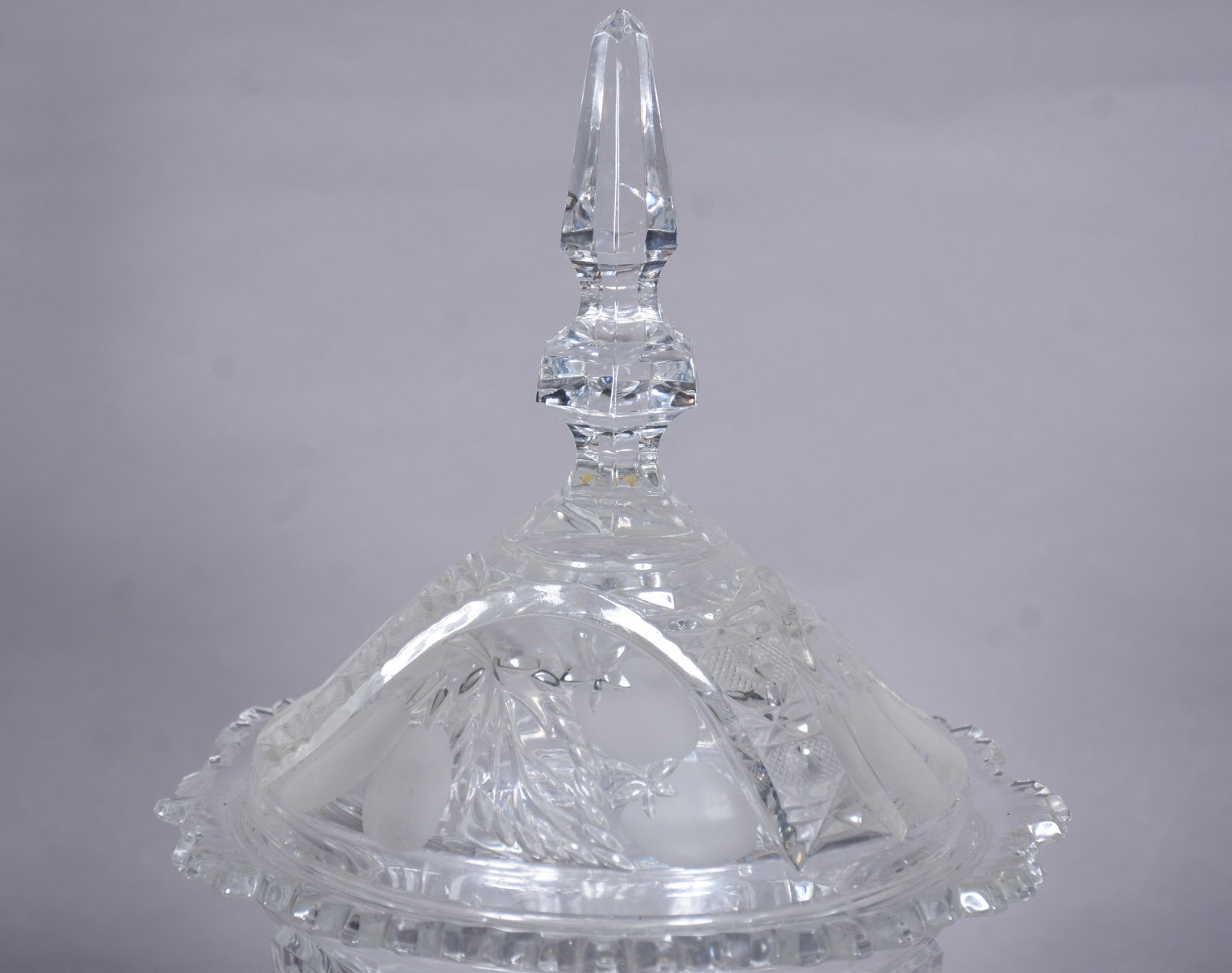 Compoteira de cristal europeu lapidado, lascado na borda. - foto 5 de 10