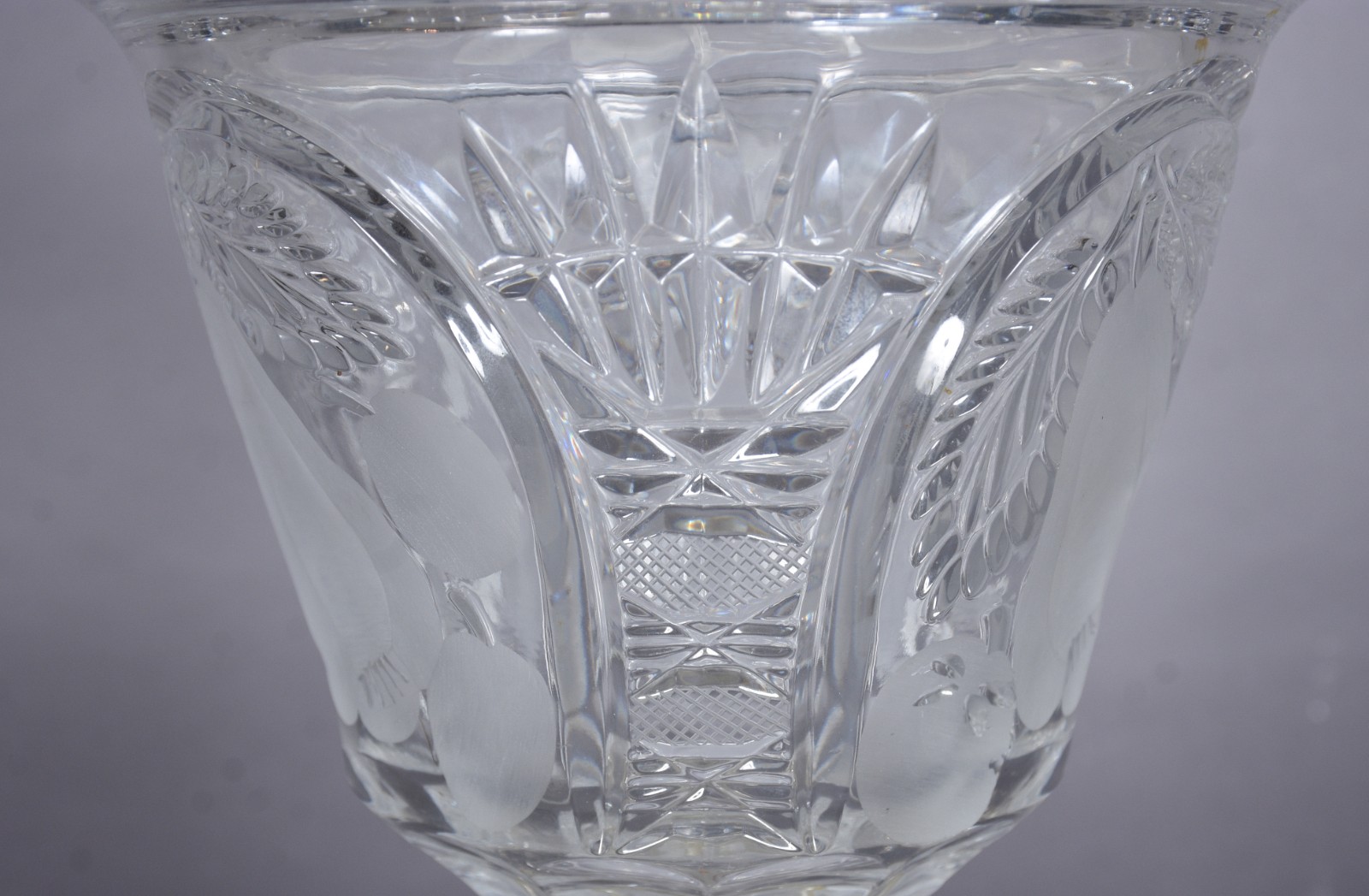 Compoteira de cristal europeu lapidado, lascado na borda. - foto 7 de 10