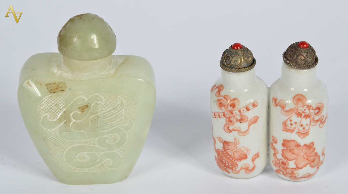 Dois Snuff bottles- Olho de tigre e agata. Alt. 5 cm.