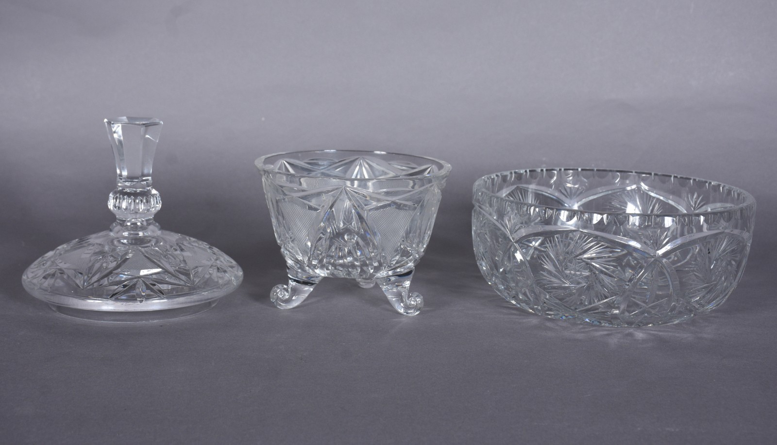 Duas peças de cristal tcheco lapidado, sendo: bomboniere com 3... - foto 2 de 5