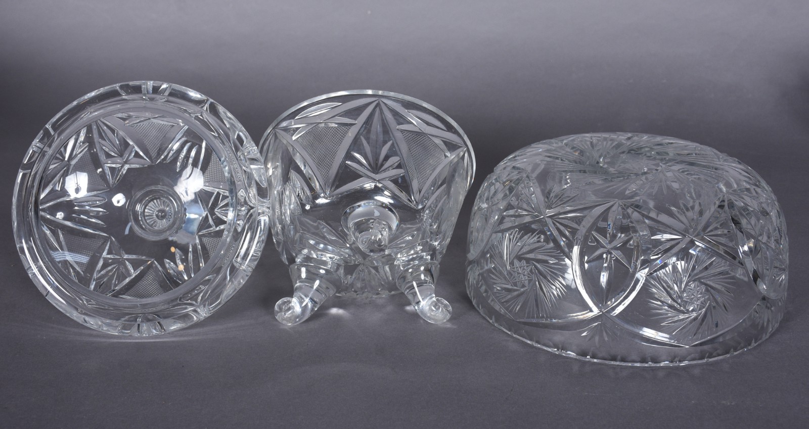 Duas peças de cristal tcheco lapidado, sendo: bomboniere com 3... - foto 5 de 5