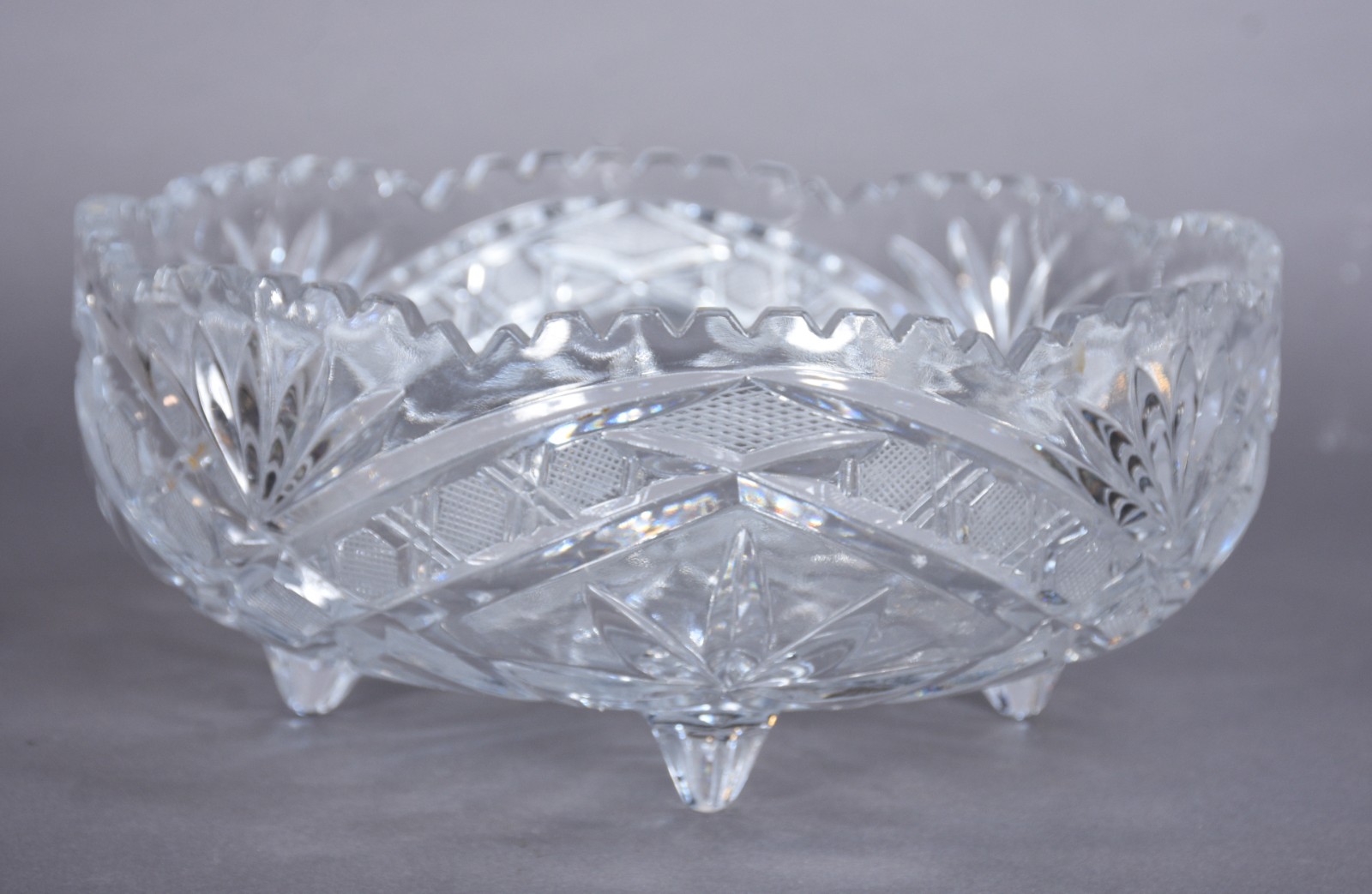 Fruteira de cristal tcheco lapidado, borda "dentada". - foto 1 de 6