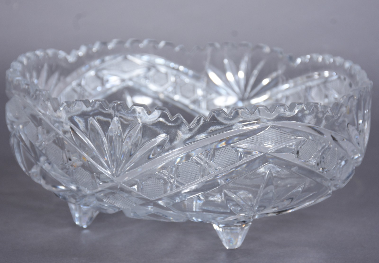 Fruteira de cristal tcheco lapidado, borda "dentada". - foto 2 de 6