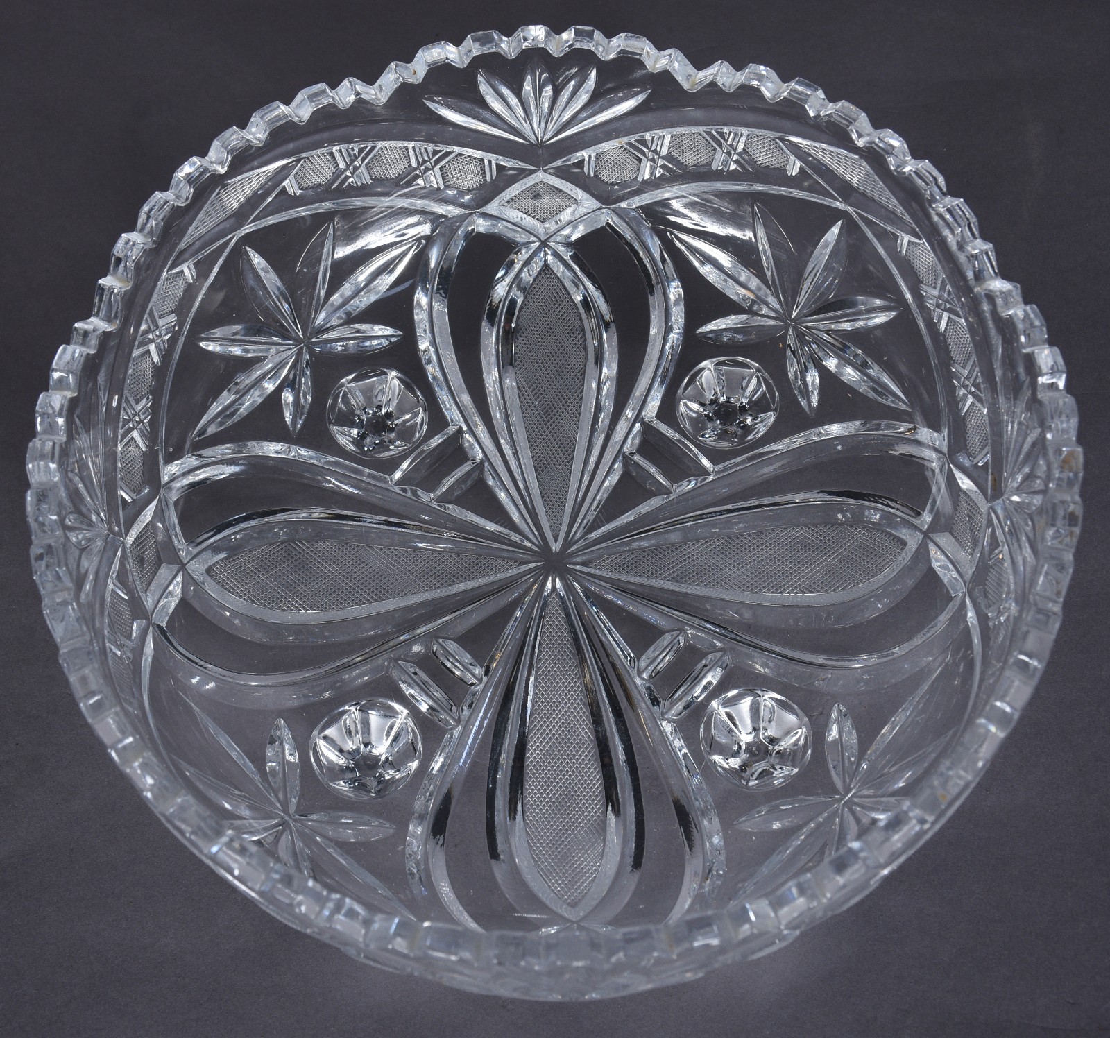 Fruteira de cristal tcheco lapidado, borda "dentada". - foto 3 de 6