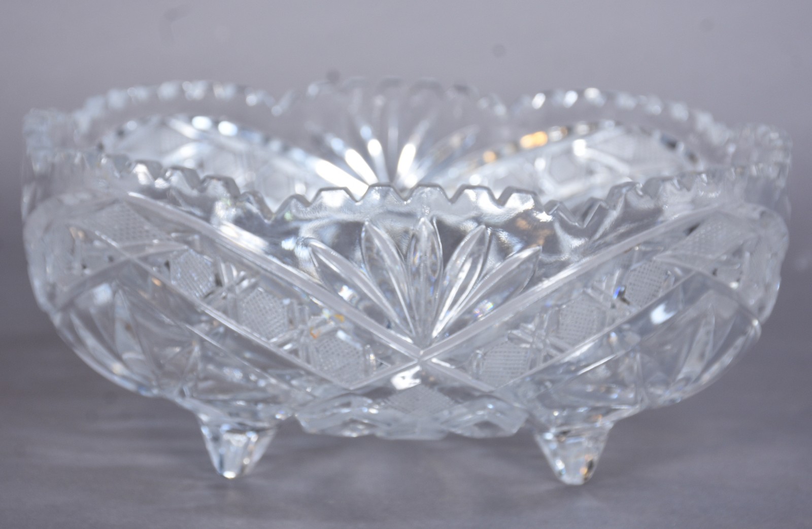 Fruteira de cristal tcheco lapidado, borda "dentada". - foto 4 de 6
