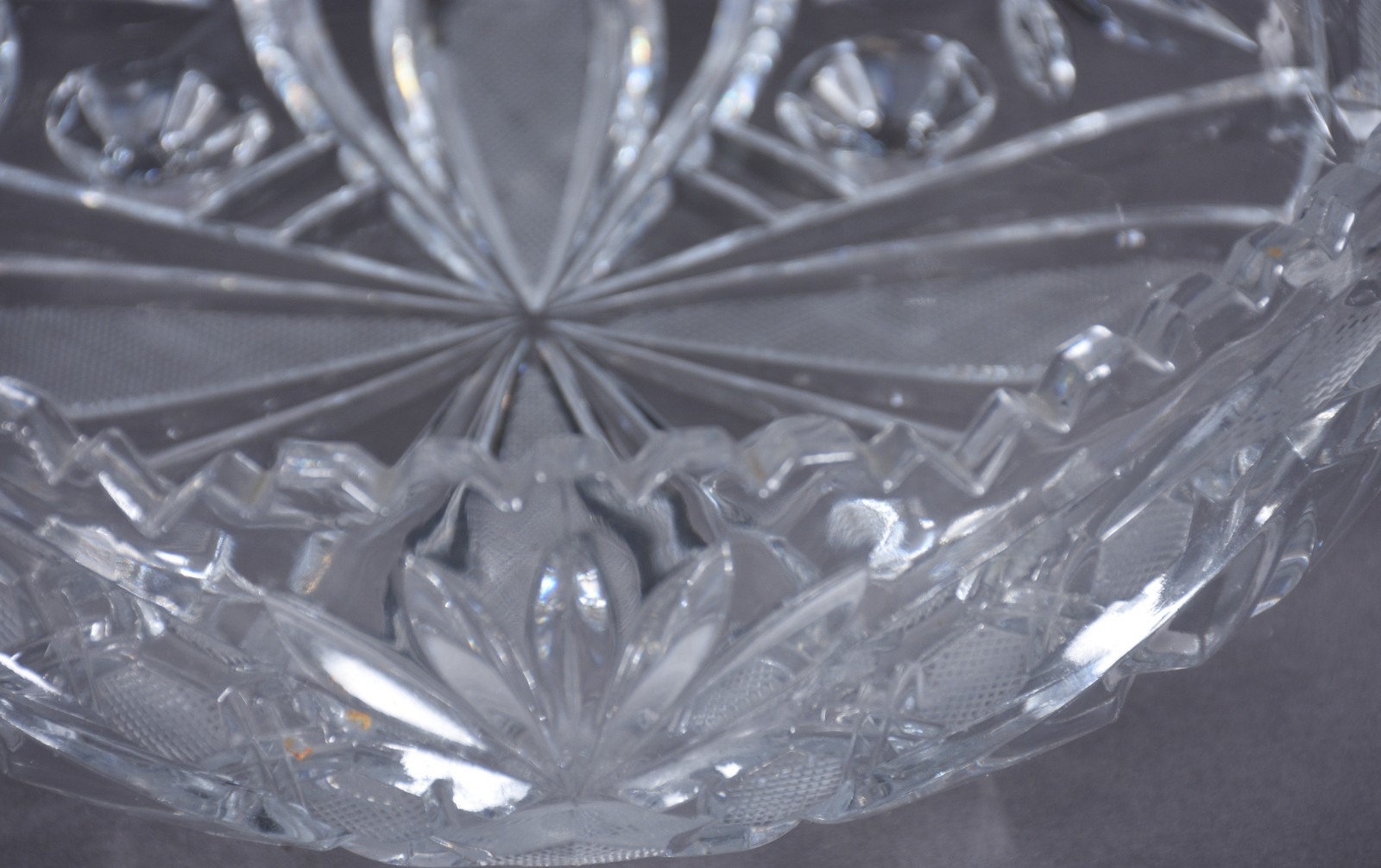 Fruteira de cristal tcheco lapidado, borda "dentada". - foto 5 de 6