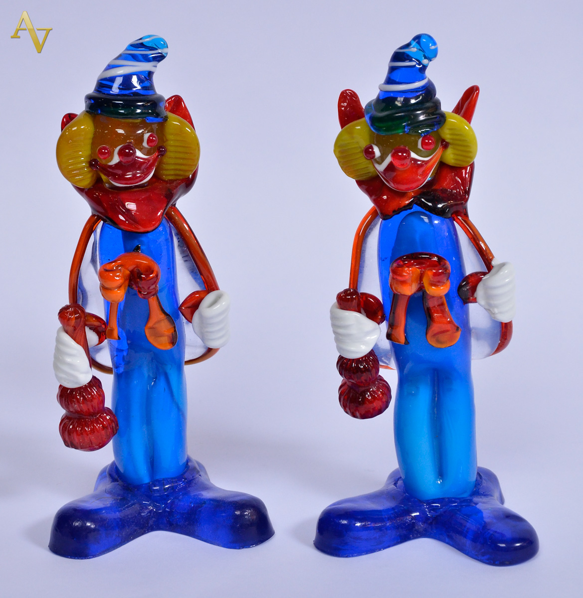 Par de palhaços de murano na cor azul turquesa. Alt. 24 cm.