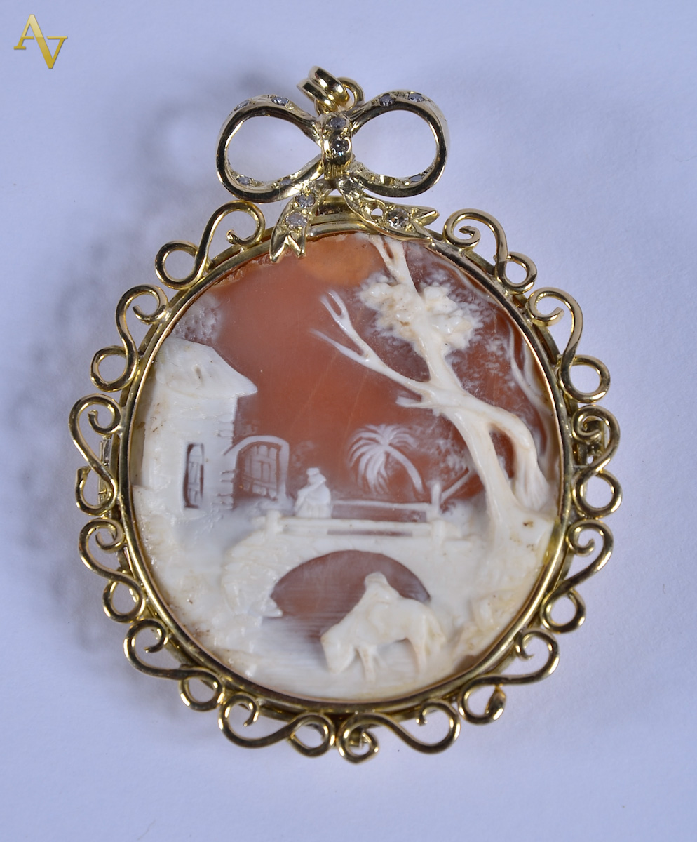 Camafeu de coral, ouro e brilhantes.