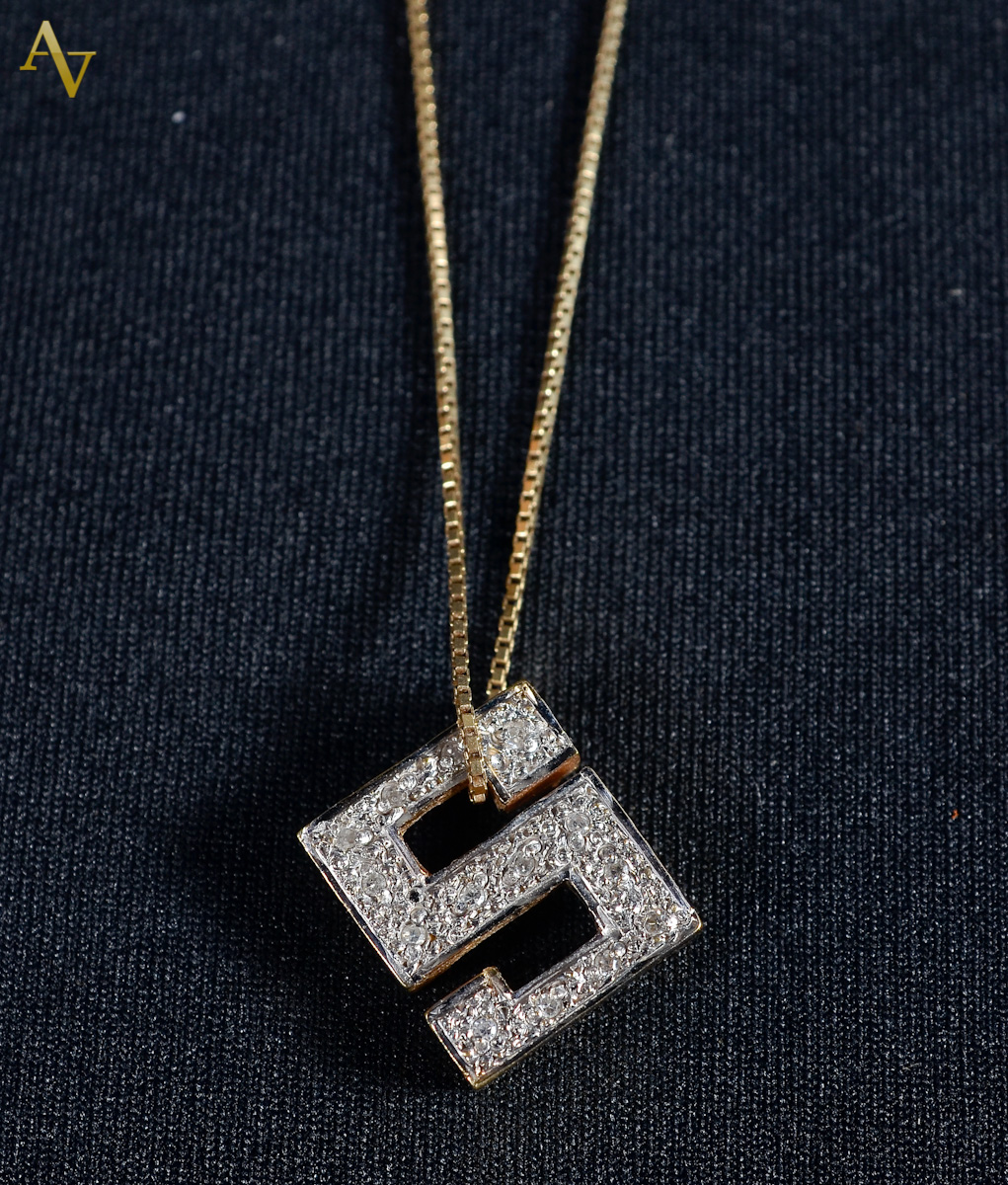 Cordao e pendente S - Pave de brilhantes de ouro 18 k italiano. Peso...