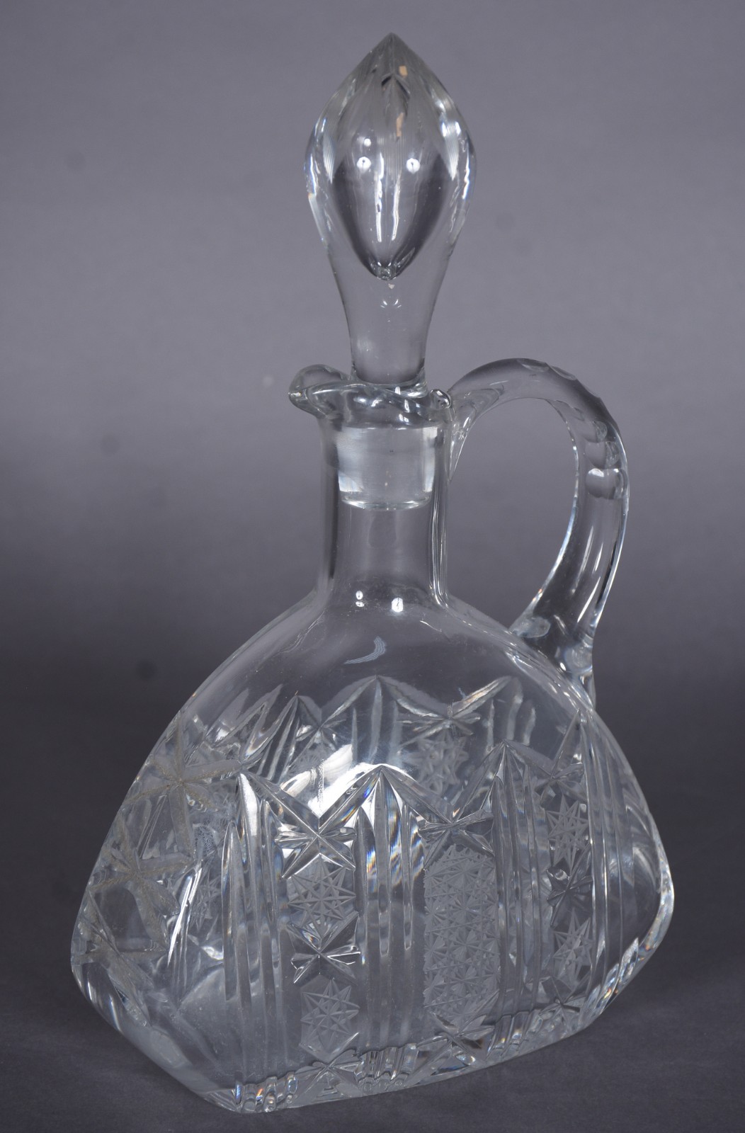 Garrafa com alça de cristal europeu lapidado. - foto 1 de 9