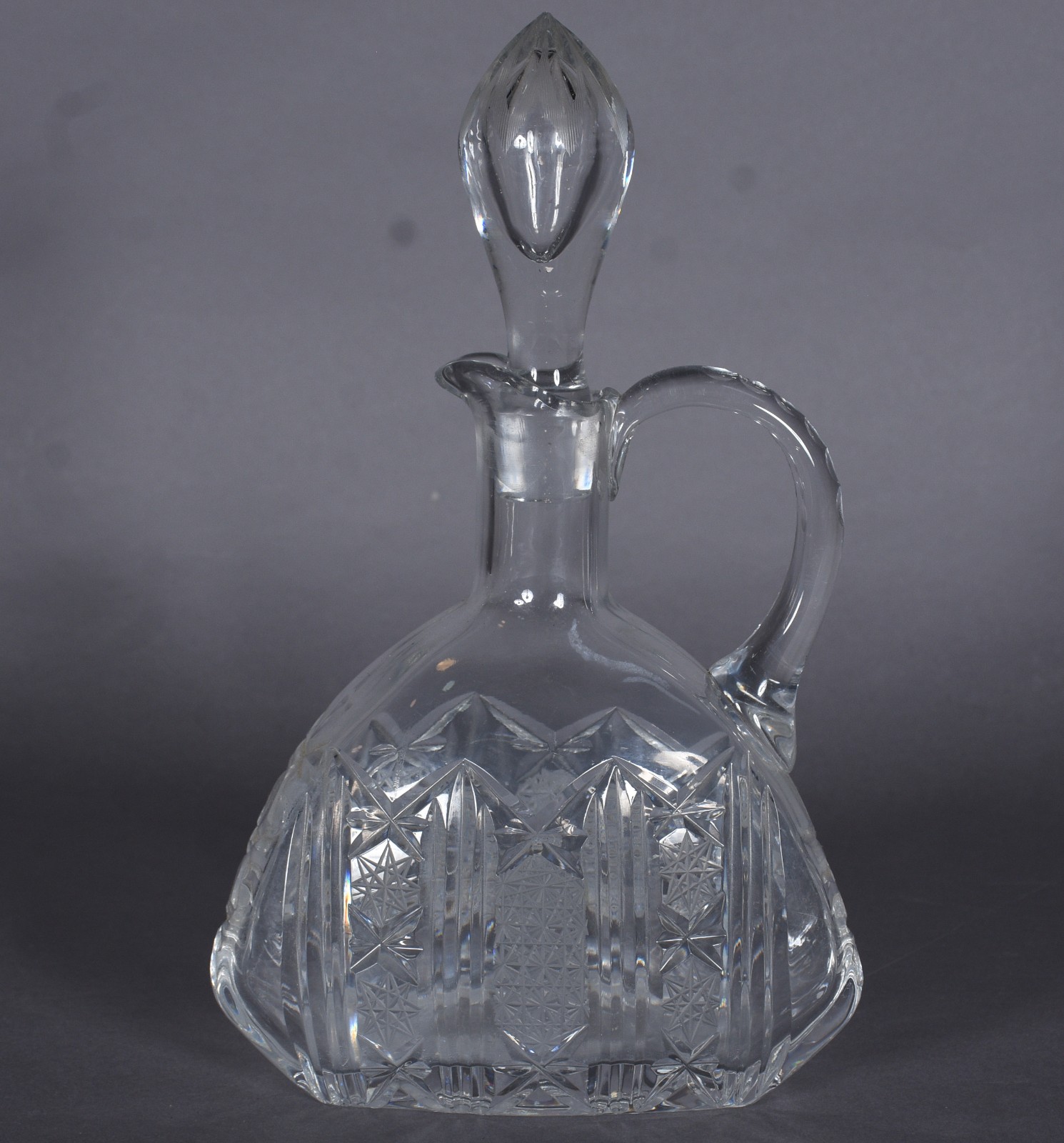 Garrafa com alça de cristal europeu lapidado. - foto 2 de 9