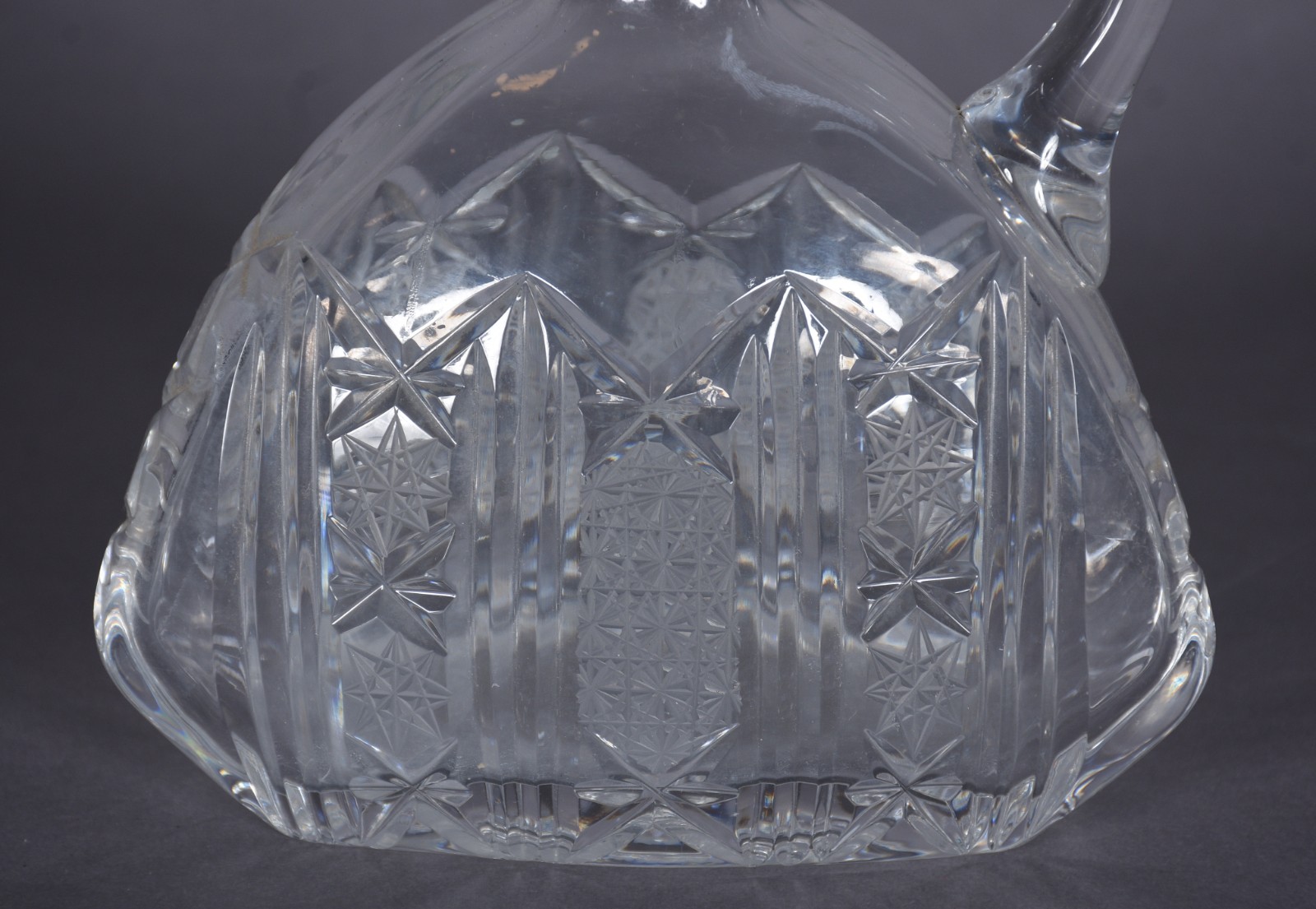 Garrafa com alça de cristal europeu lapidado. - foto 3 de 9