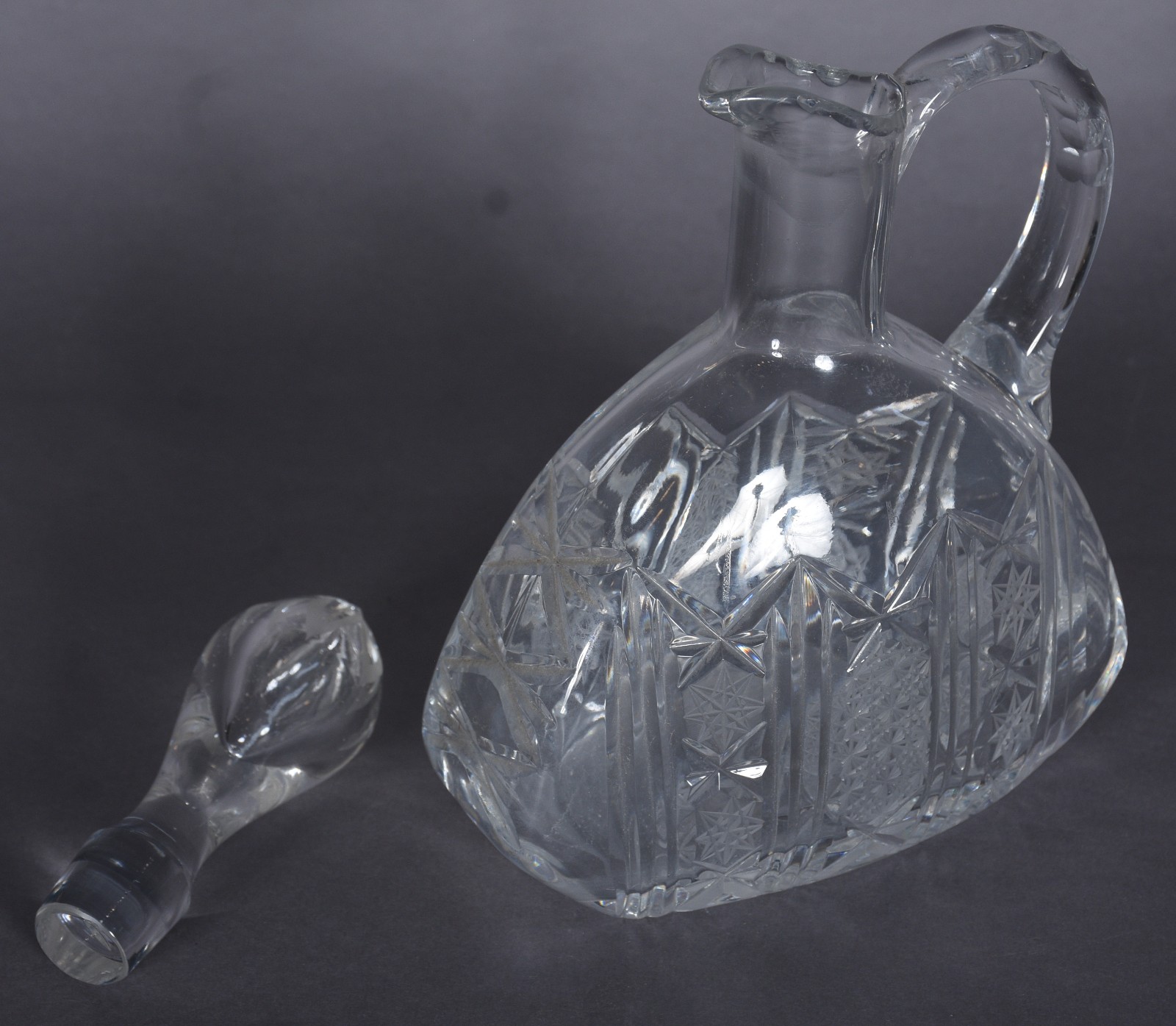 Garrafa com alça de cristal europeu lapidado. - foto 4 de 9