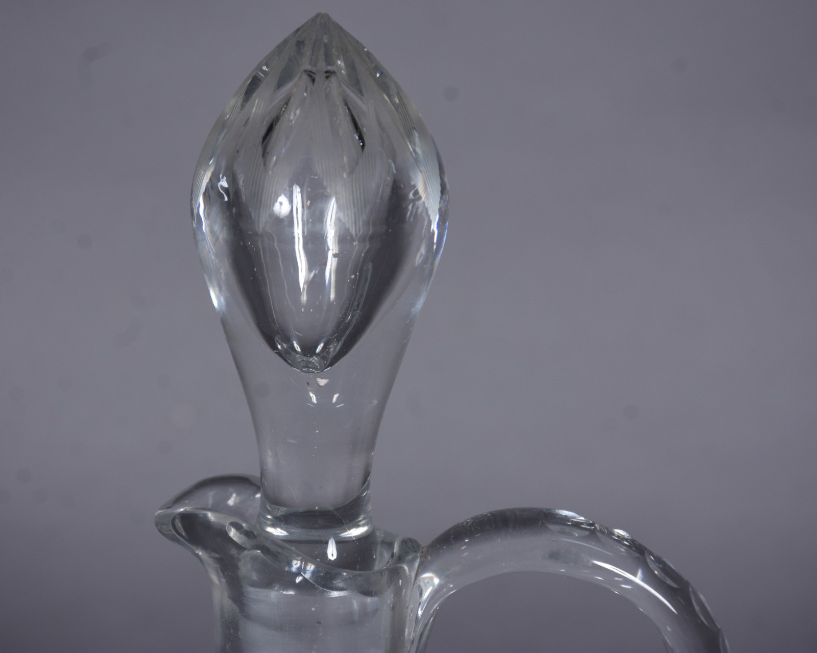 Garrafa com alça de cristal europeu lapidado. - foto 5 de 9