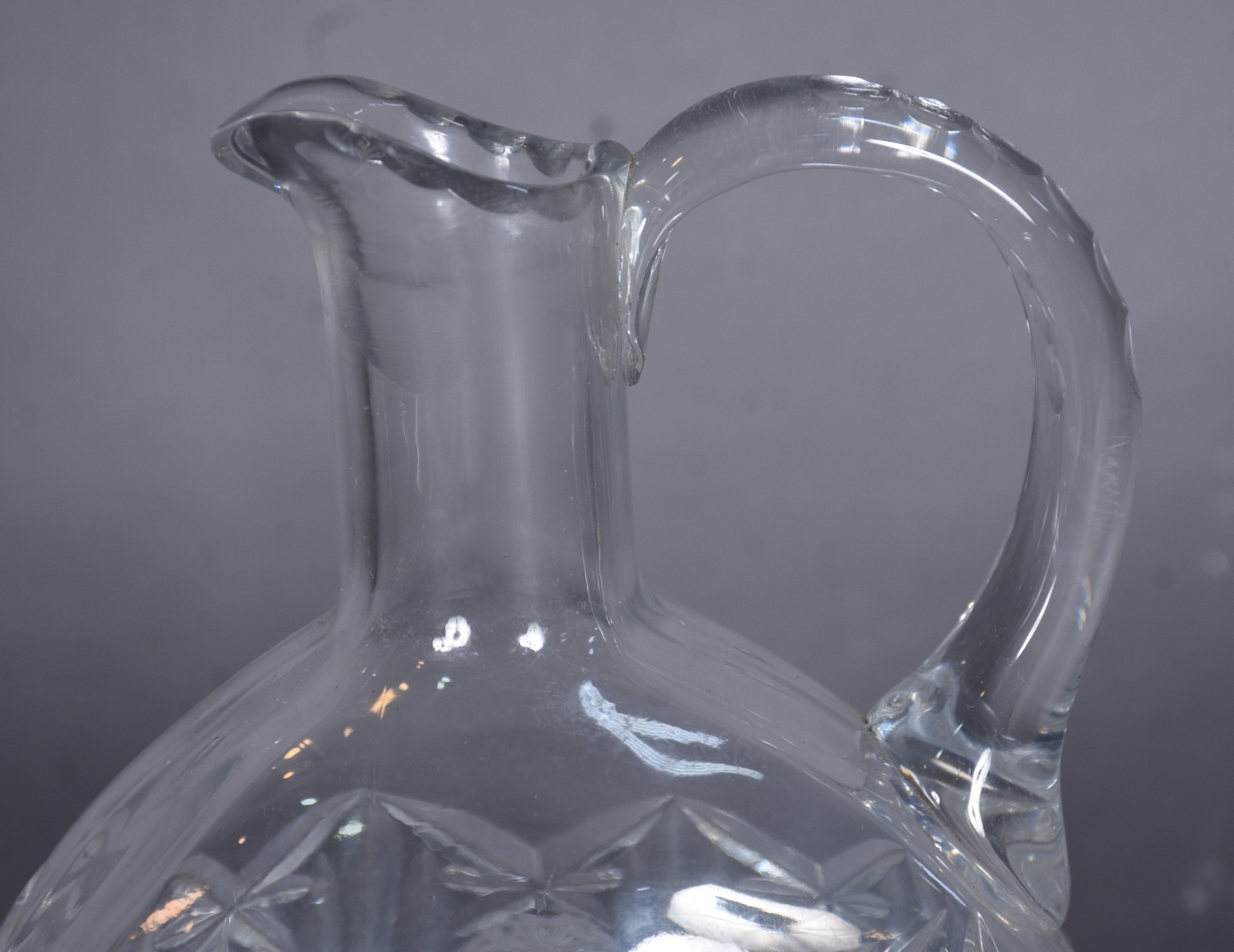 Garrafa com alça de cristal europeu lapidado. - foto 6 de 9