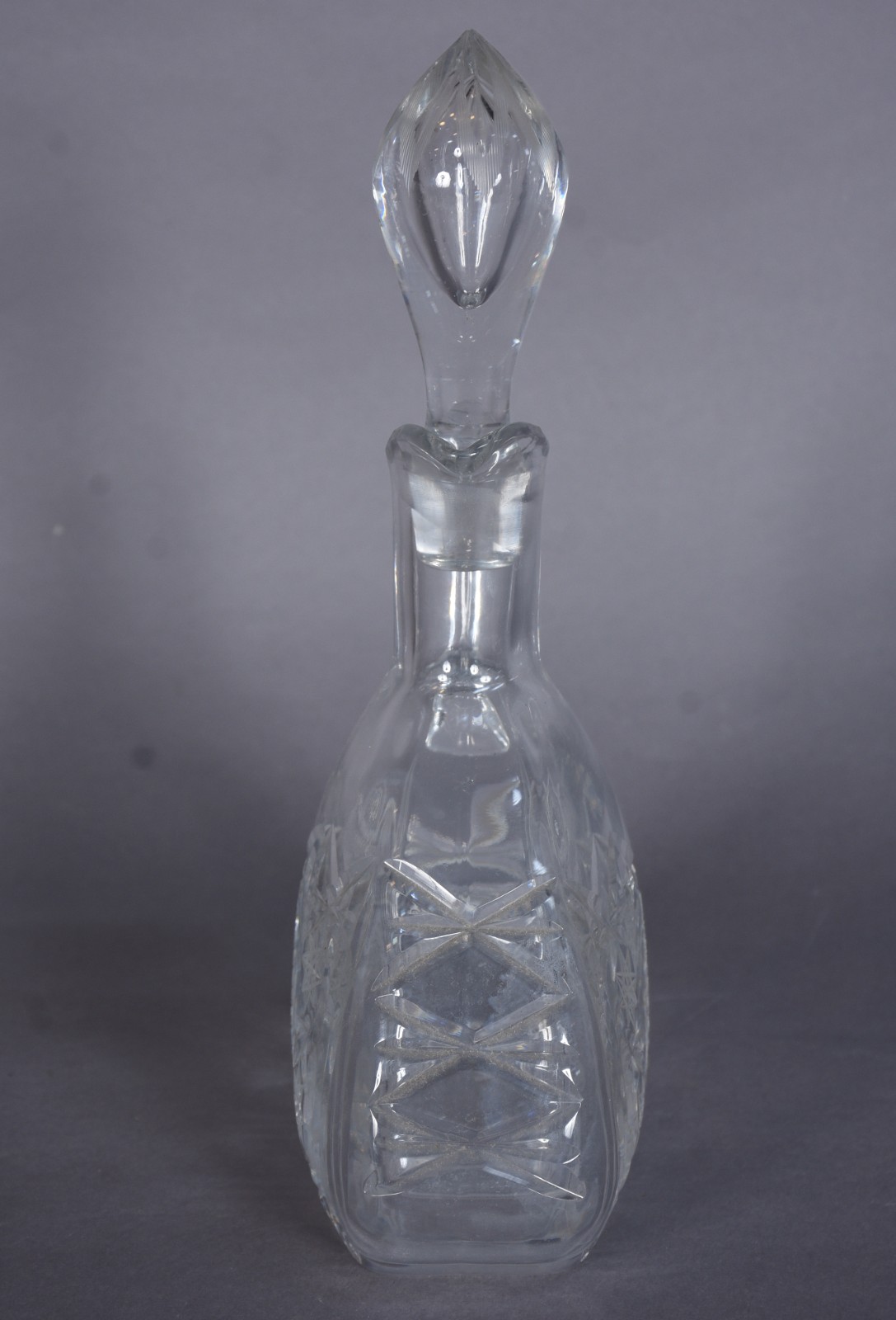 Garrafa com alça de cristal europeu lapidado. - foto 7 de 9