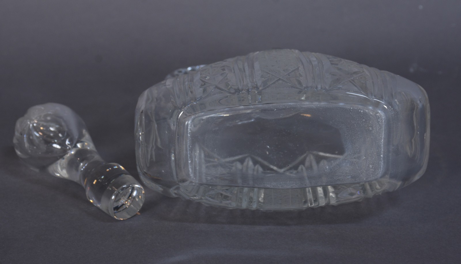 Garrafa com alça de cristal europeu lapidado. - foto 8 de 9