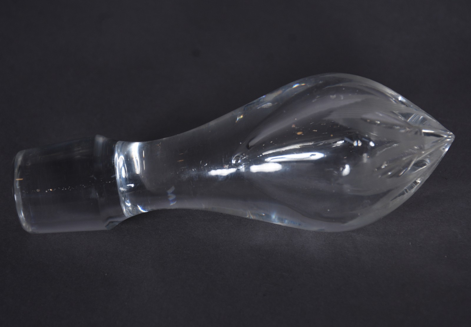 Garrafa com alça de cristal europeu lapidado. - foto 9 de 9