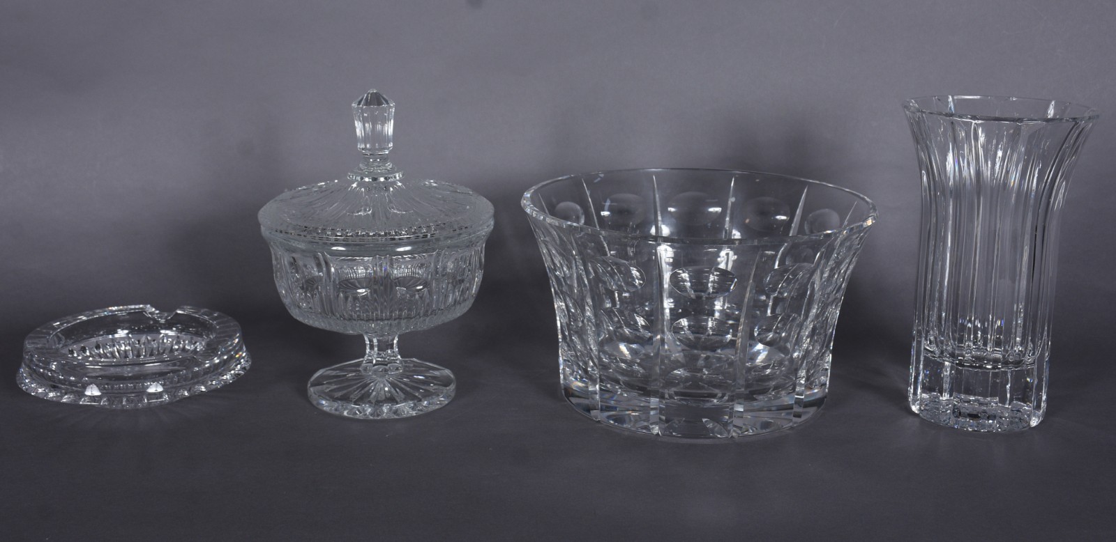 Quatro peças diversas de vidro/cristal, sendo: vaso, cinzeiro, centro... - foto 1 de 12