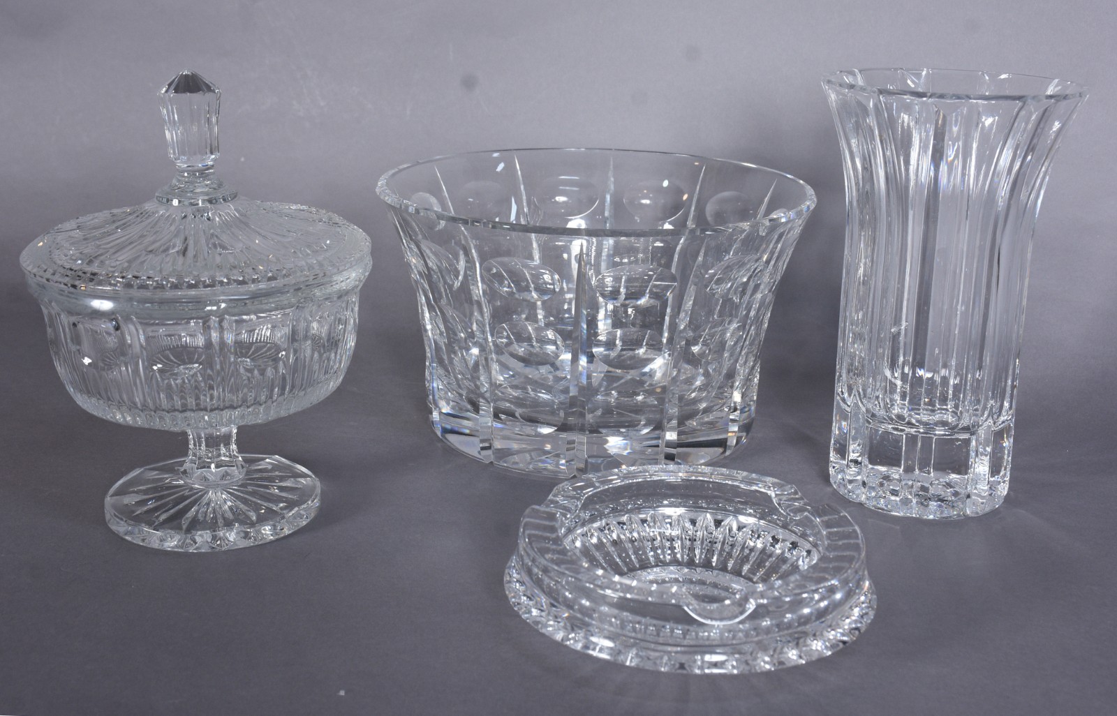 Quatro peças diversas de vidro/cristal, sendo: vaso, cinzeiro, centro... - foto 2 de 12