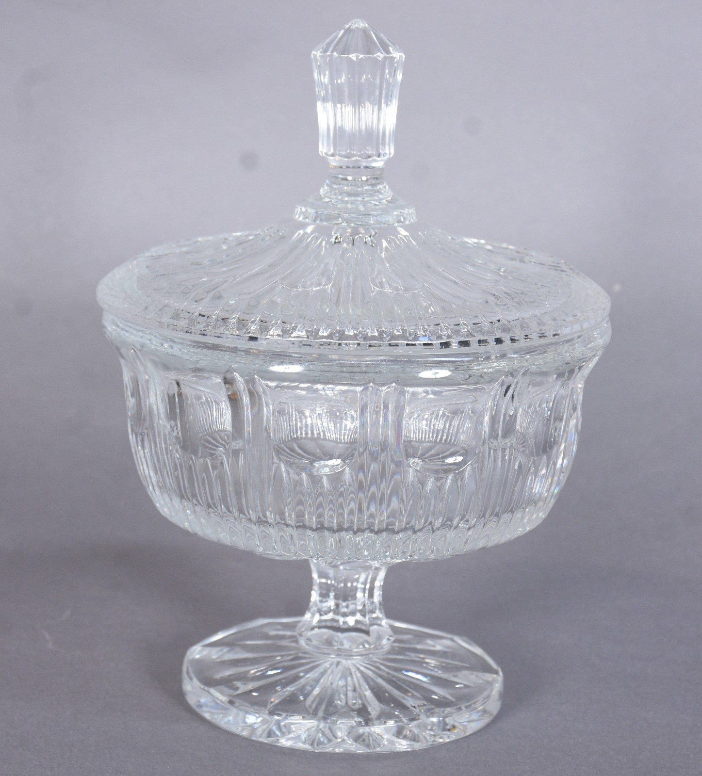 Quatro peças diversas de vidro/cristal, sendo: vaso, cinzeiro, centro... - foto 3 de 12