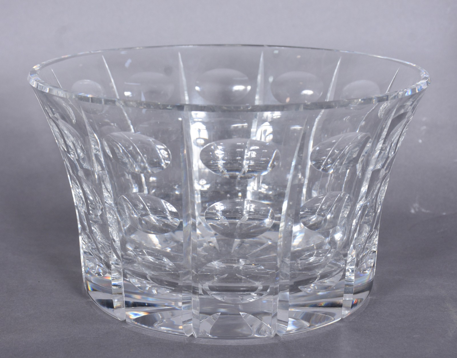 Quatro peças diversas de vidro/cristal, sendo: vaso, cinzeiro, centro... - foto 4 de 12