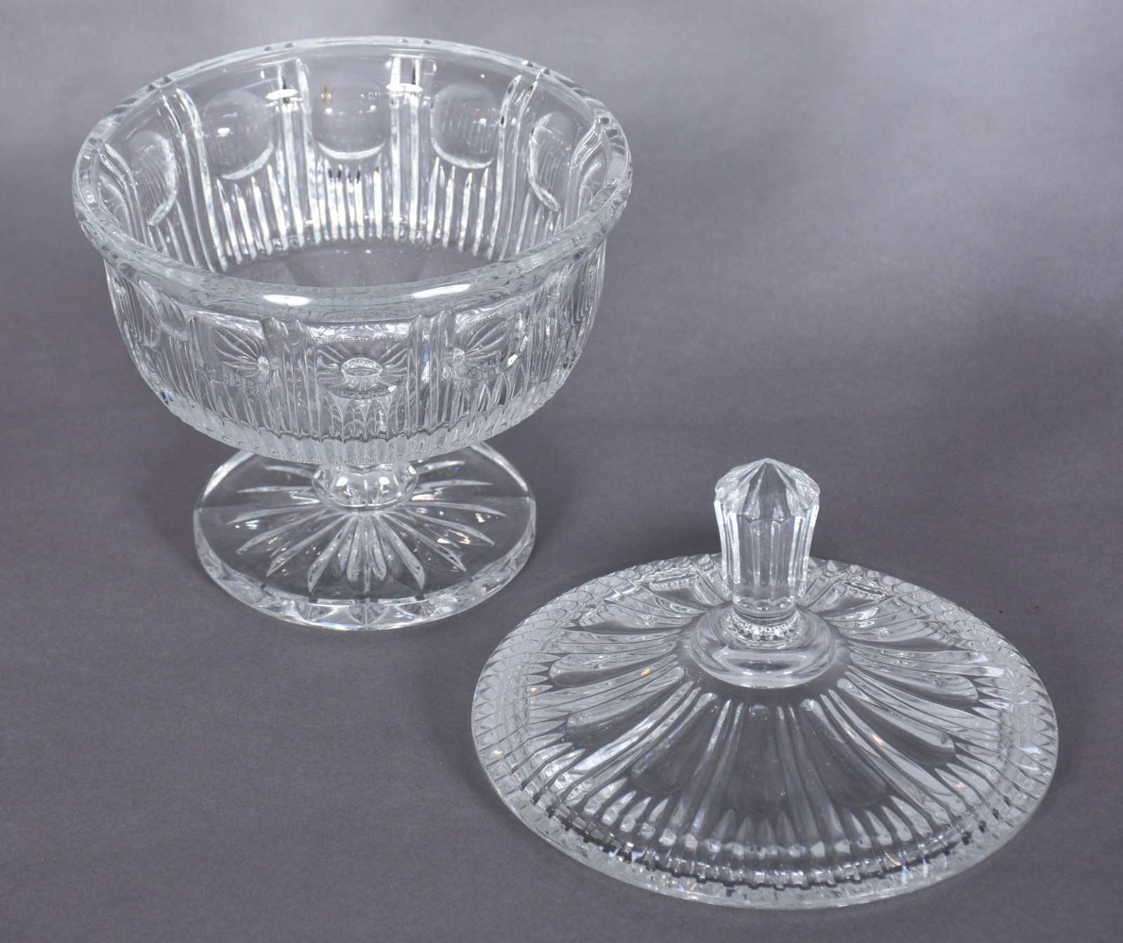 Quatro peças diversas de vidro/cristal, sendo: vaso, cinzeiro, centro... - foto 5 de 12