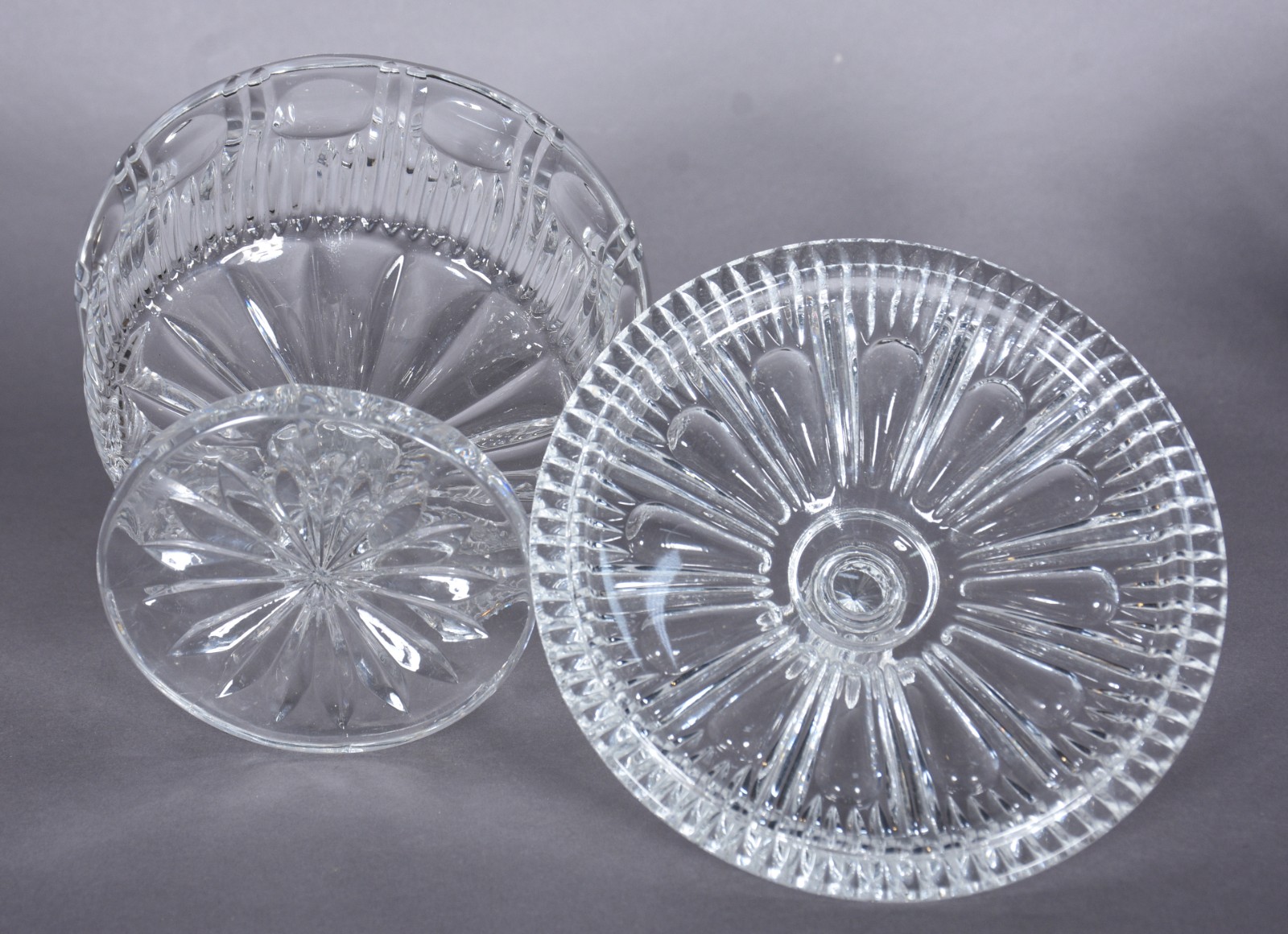 Quatro peças diversas de vidro/cristal, sendo: vaso, cinzeiro, centro... - foto 6 de 12