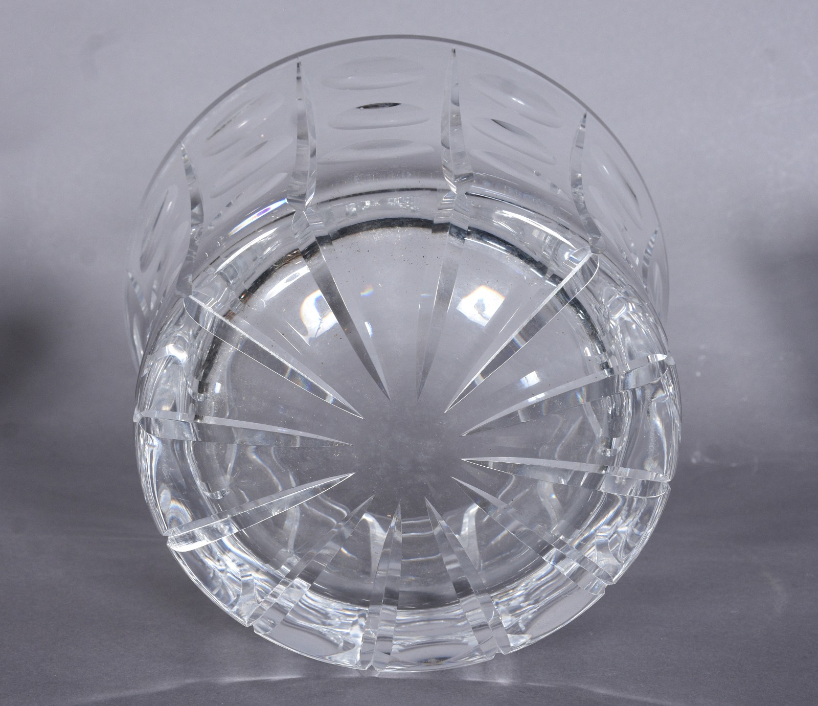 Quatro peças diversas de vidro/cristal, sendo: vaso, cinzeiro, centro... - foto 7 de 12