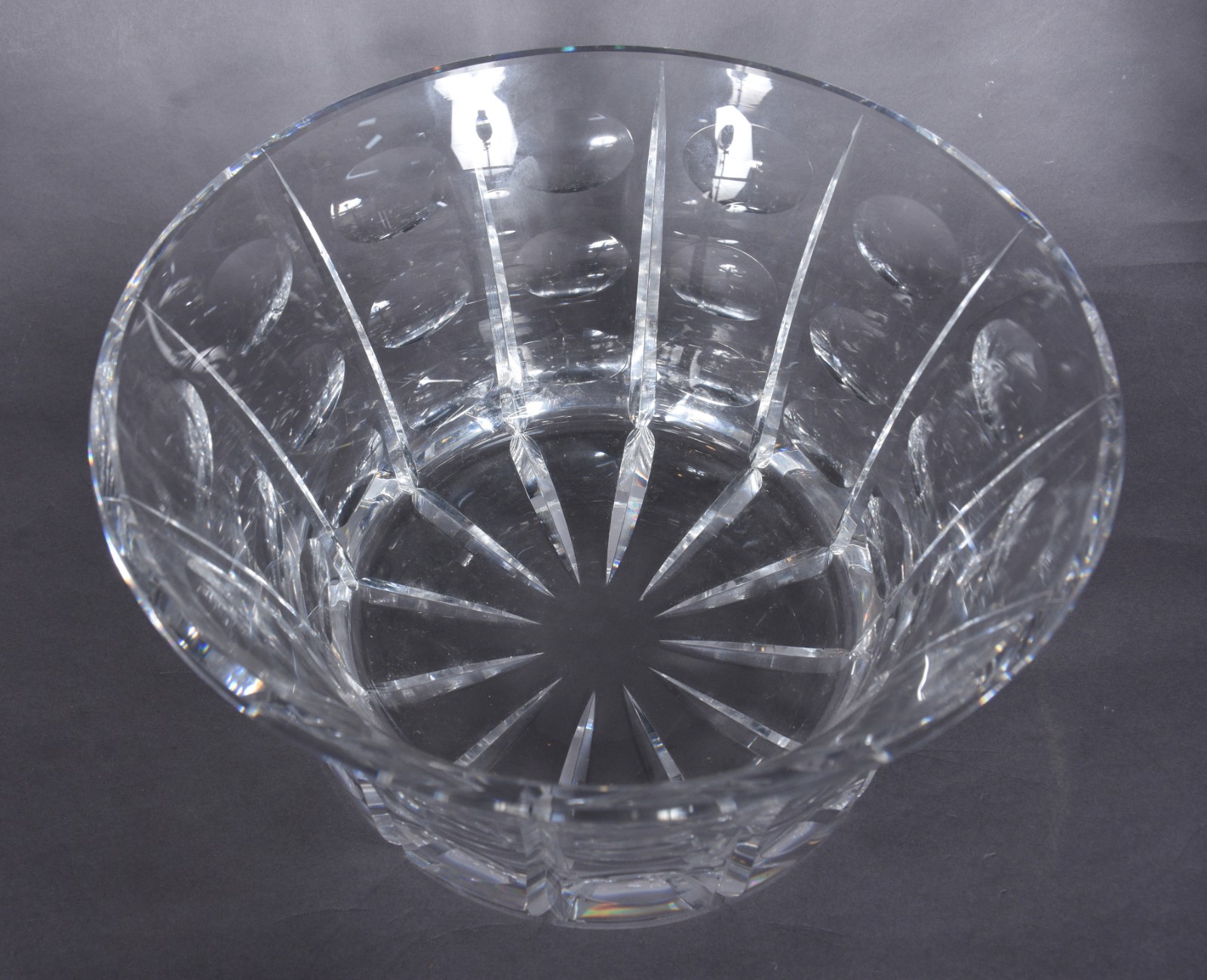 Quatro peças diversas de vidro/cristal, sendo: vaso, cinzeiro, centro... - foto 8 de 12