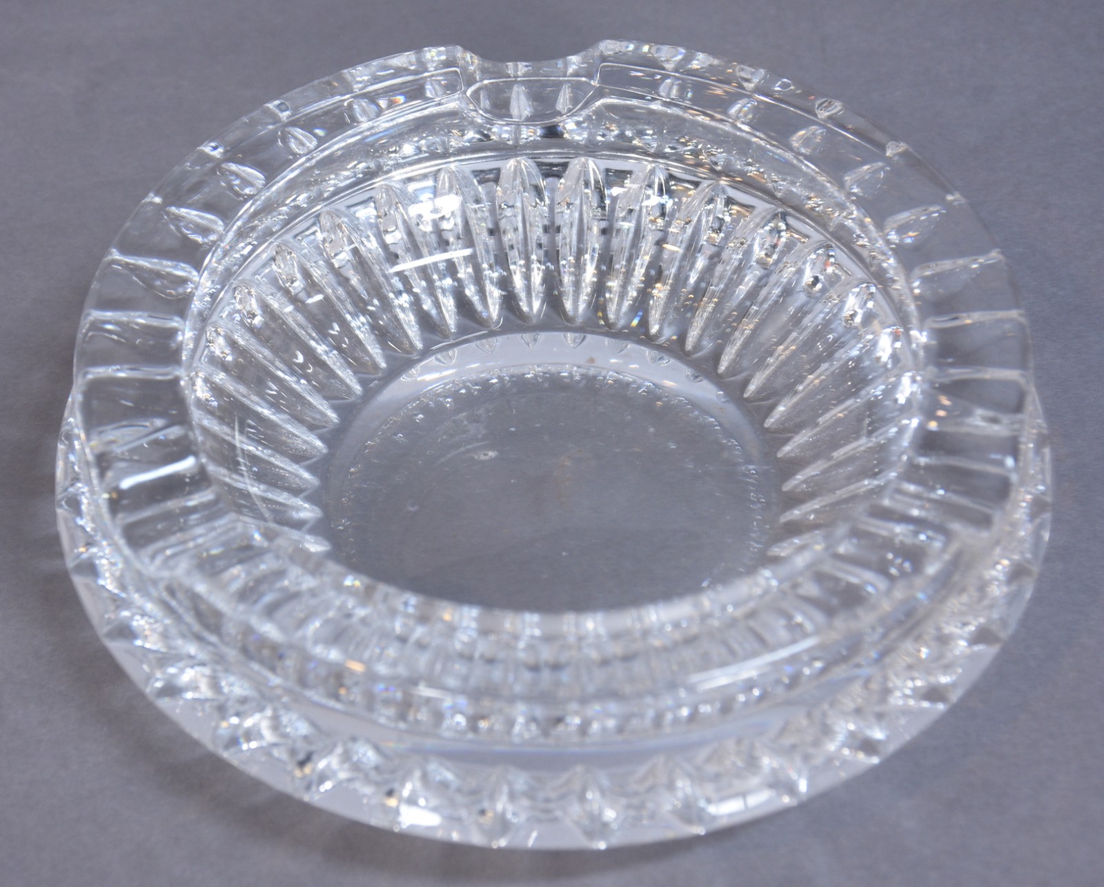 Quatro peças diversas de vidro/cristal, sendo: vaso, cinzeiro, centro... - foto 9 de 12