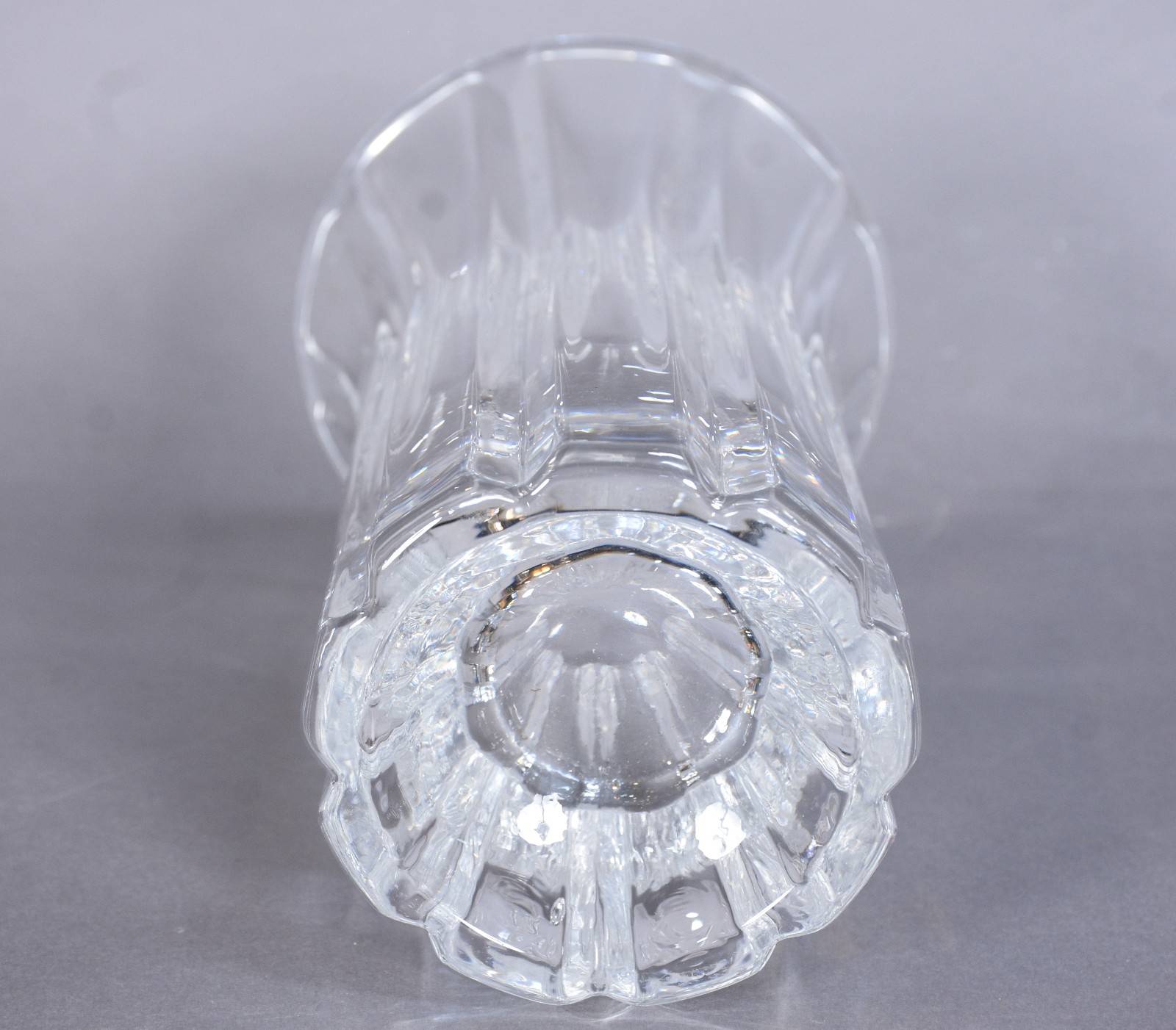 Quatro peças diversas de vidro/cristal, sendo: vaso, cinzeiro, centro... - foto 10 de 12