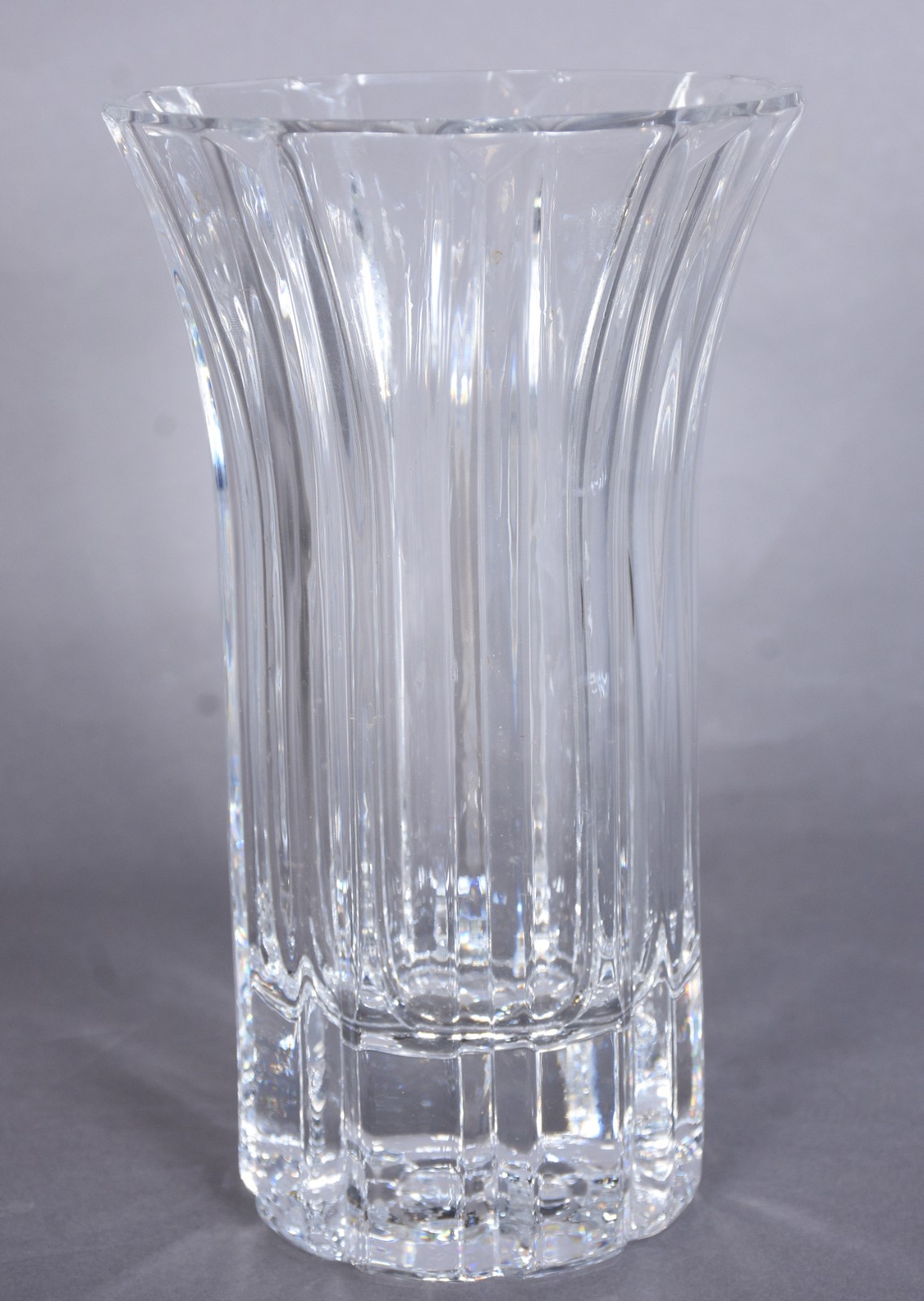 Quatro peças diversas de vidro/cristal, sendo: vaso, cinzeiro, centro... - foto 11 de 12