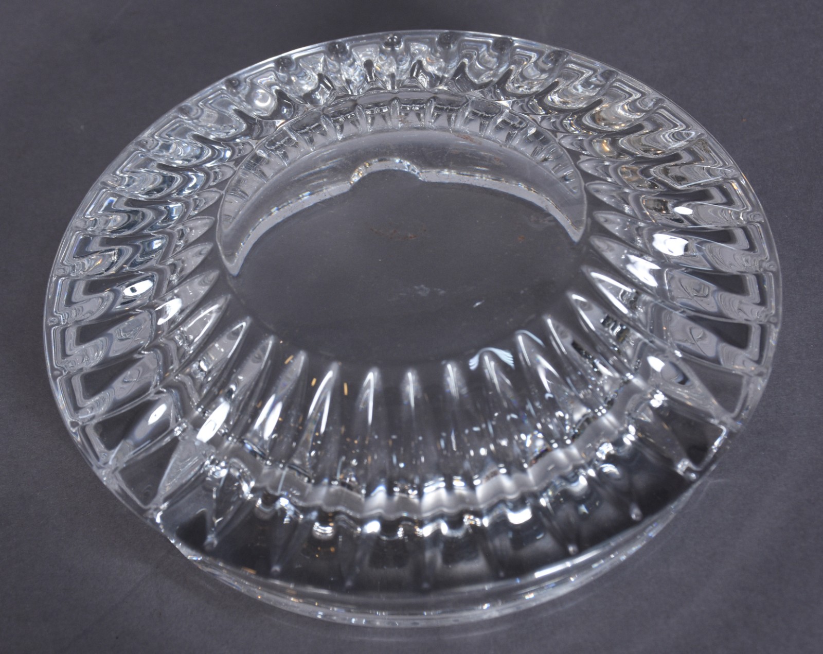 Quatro peças diversas de vidro/cristal, sendo: vaso, cinzeiro, centro... - foto 12 de 12