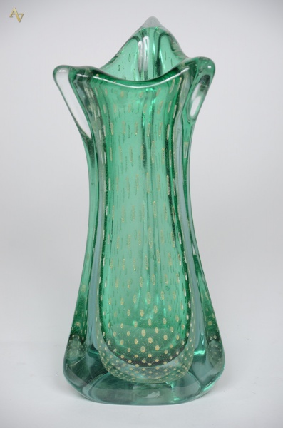 Vaso de murano na cor verde com pó de ouro. Altura 35 cm