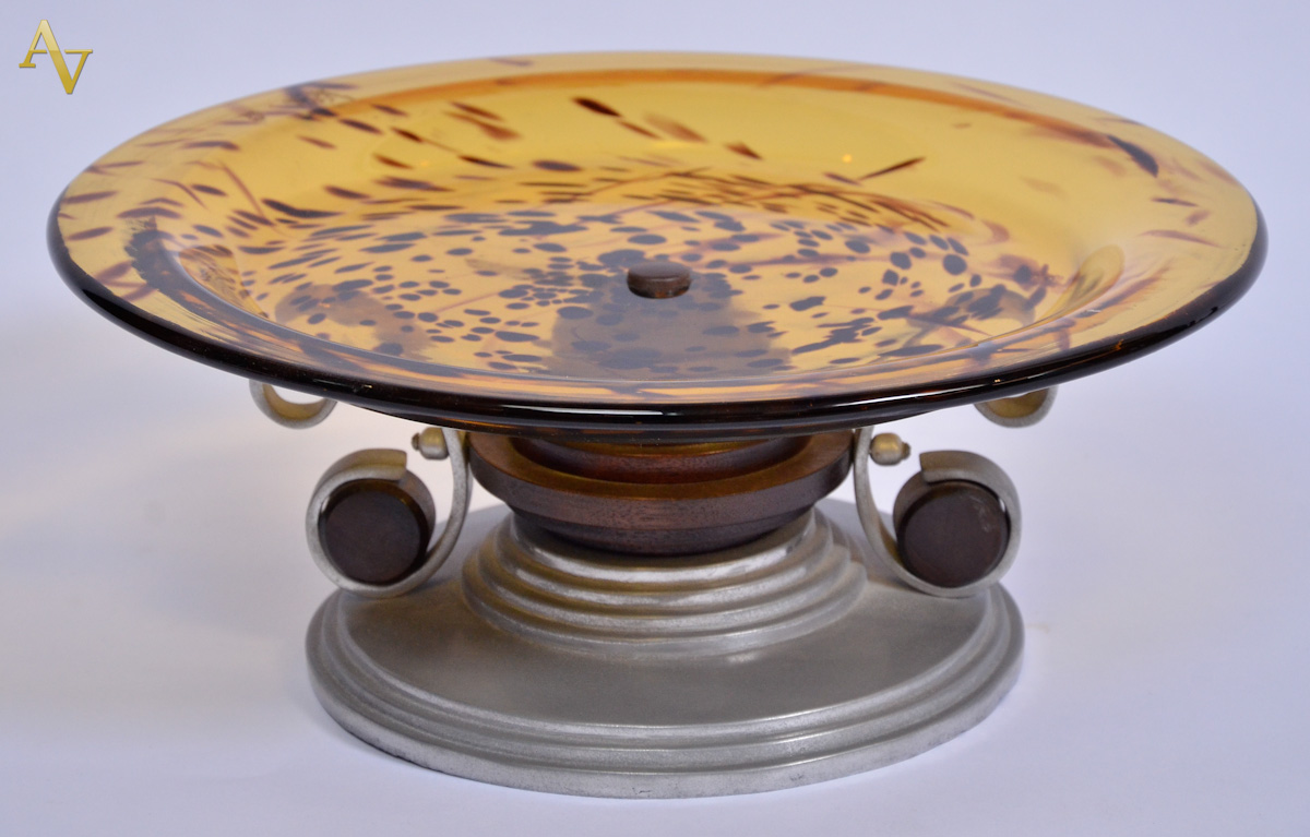 Centro de mesa com base de metal e prato tigre. DIm. 33 cm - alt. 13...