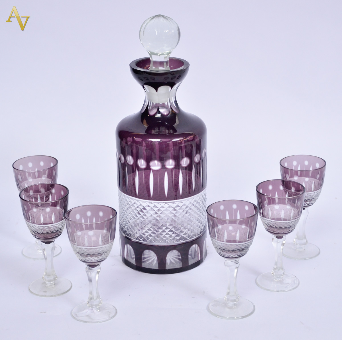Licoreira de cristal europeu lapidado double lilás com 6 cálices.